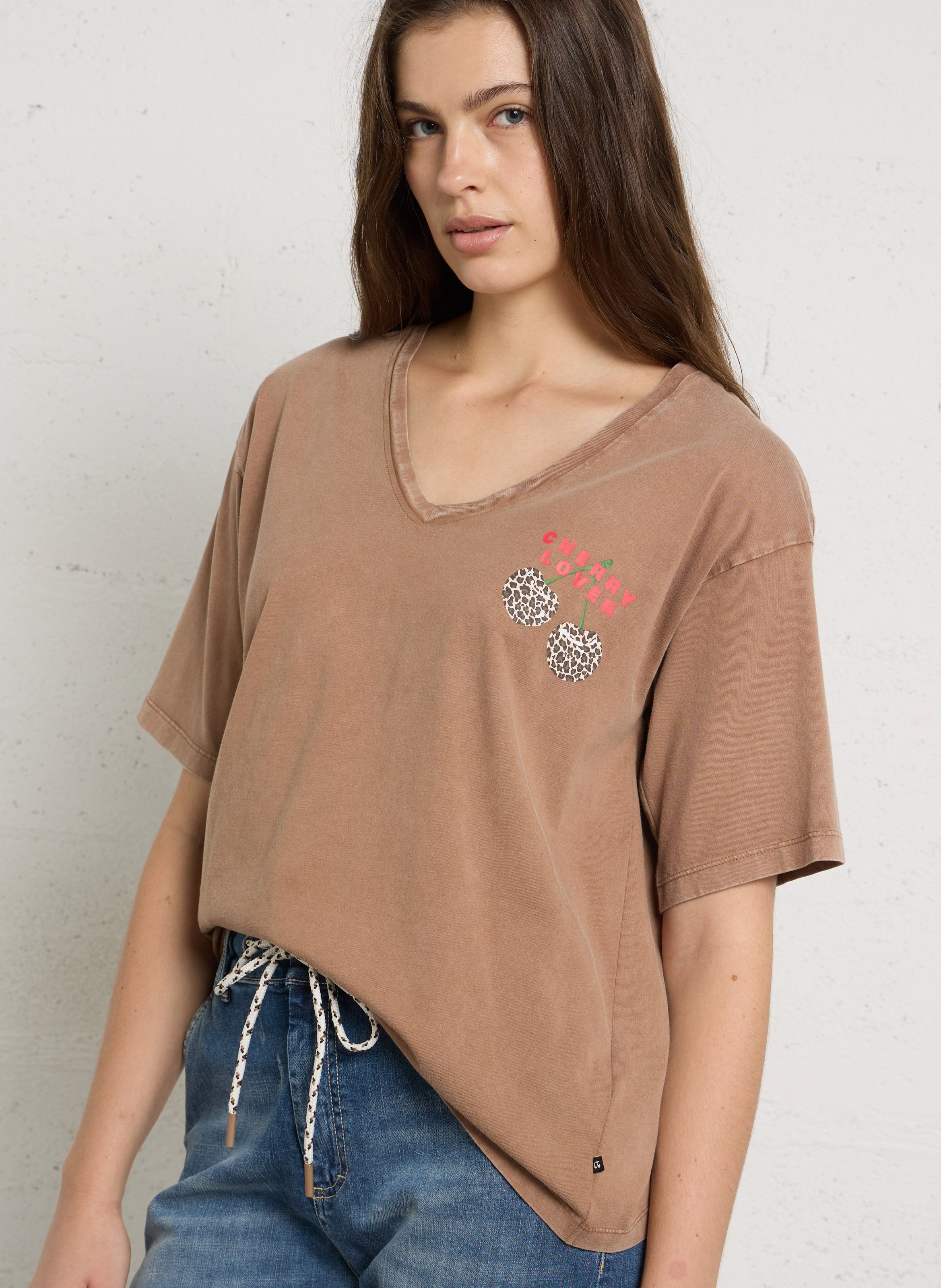 V-neck loose cotton T-shirt with screen print LE TEMPS DES CERISES