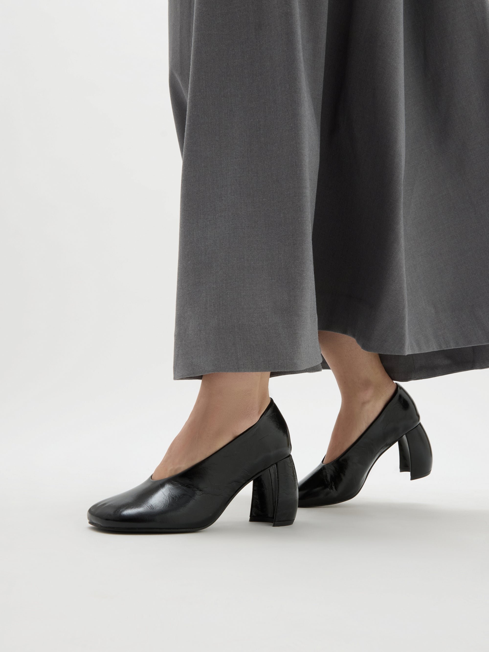 Half Moon Heel Pumps VANESSA WU Black