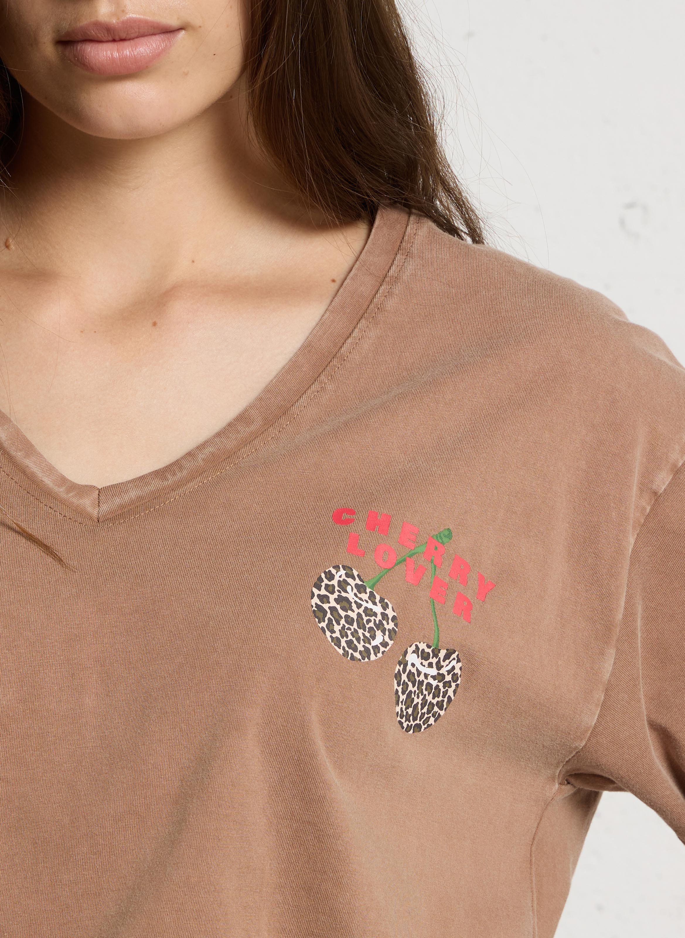 Ruimvallend, katoenen T-shirt met V-hals en zeefdruk LE TEMPS DES CERISES Bruin