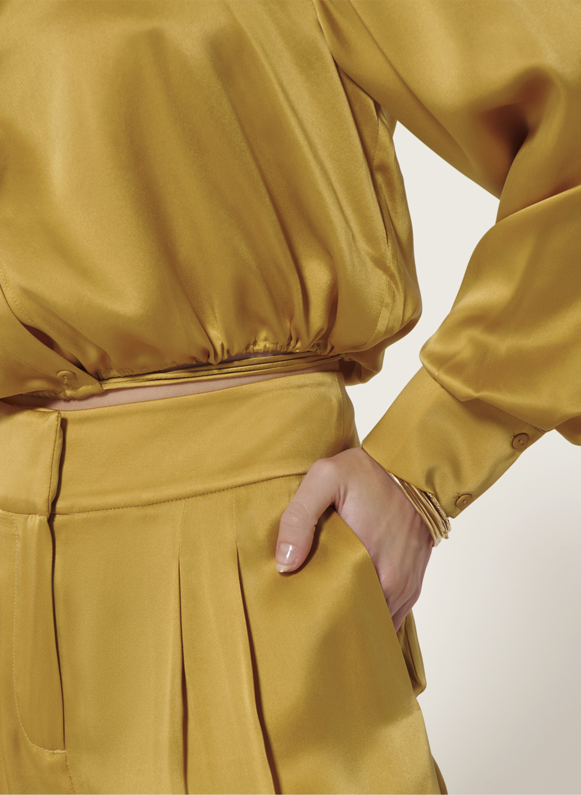 Korte satijnen blouse met verstelbare pasvorm KARMA KOMA Geel