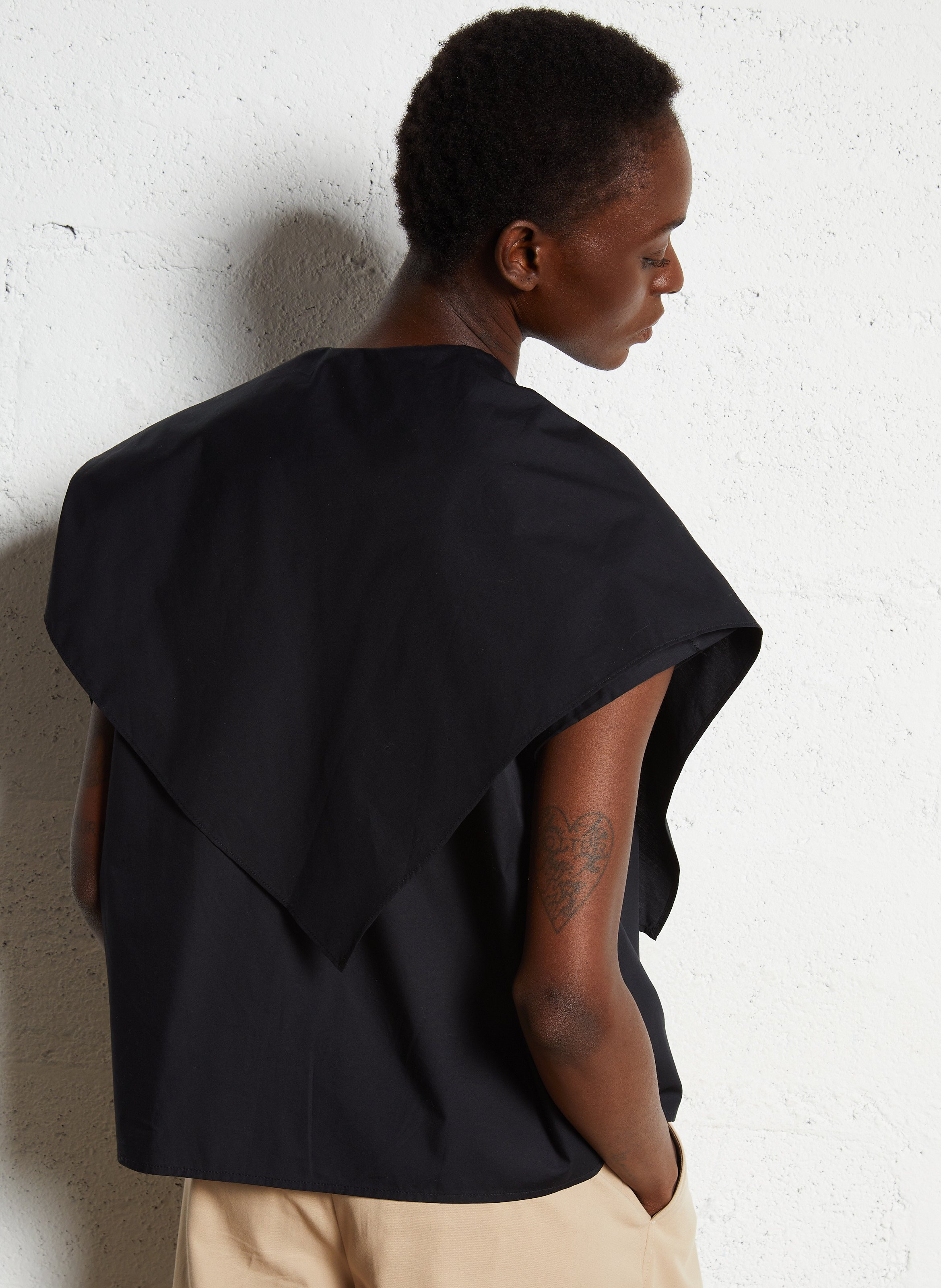 Top manches courtes à fermeture asymétrique THE LABEL EDITION Noir