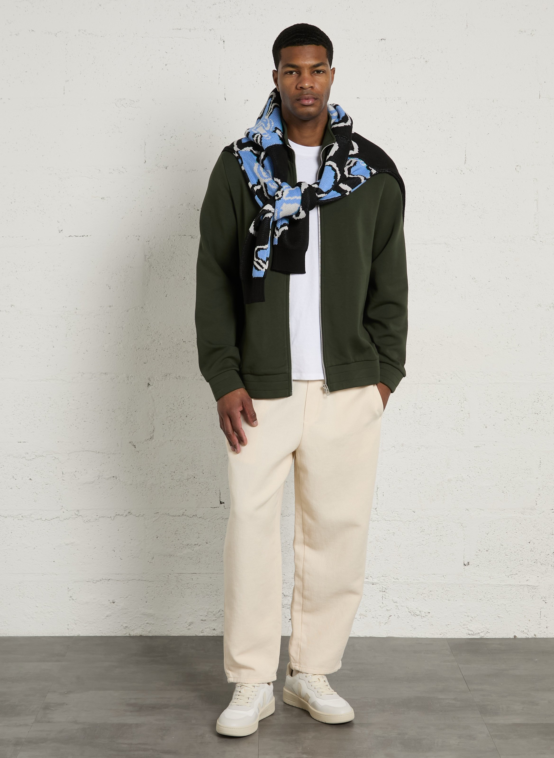 Hochgeschlossene, einfarbige Stehkragenweste - Look 1