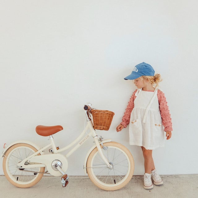 Classic cream steel bicycle pedals for 4-7 year olds exercise. Banwood Beige