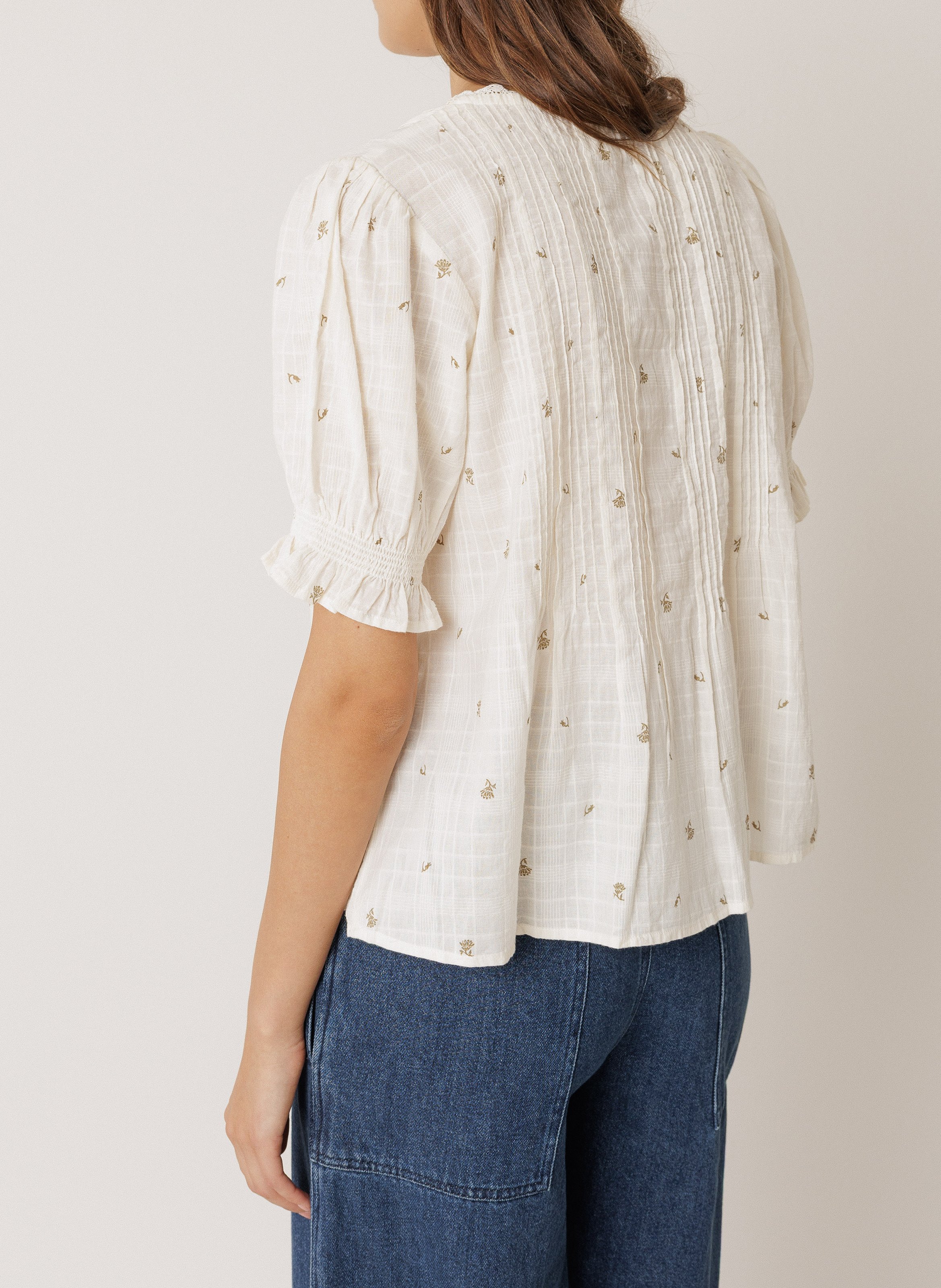 Top mit V-Ausschnitt und gemusterten Knöpfen aus Baumwolle INDI & COLD Beige