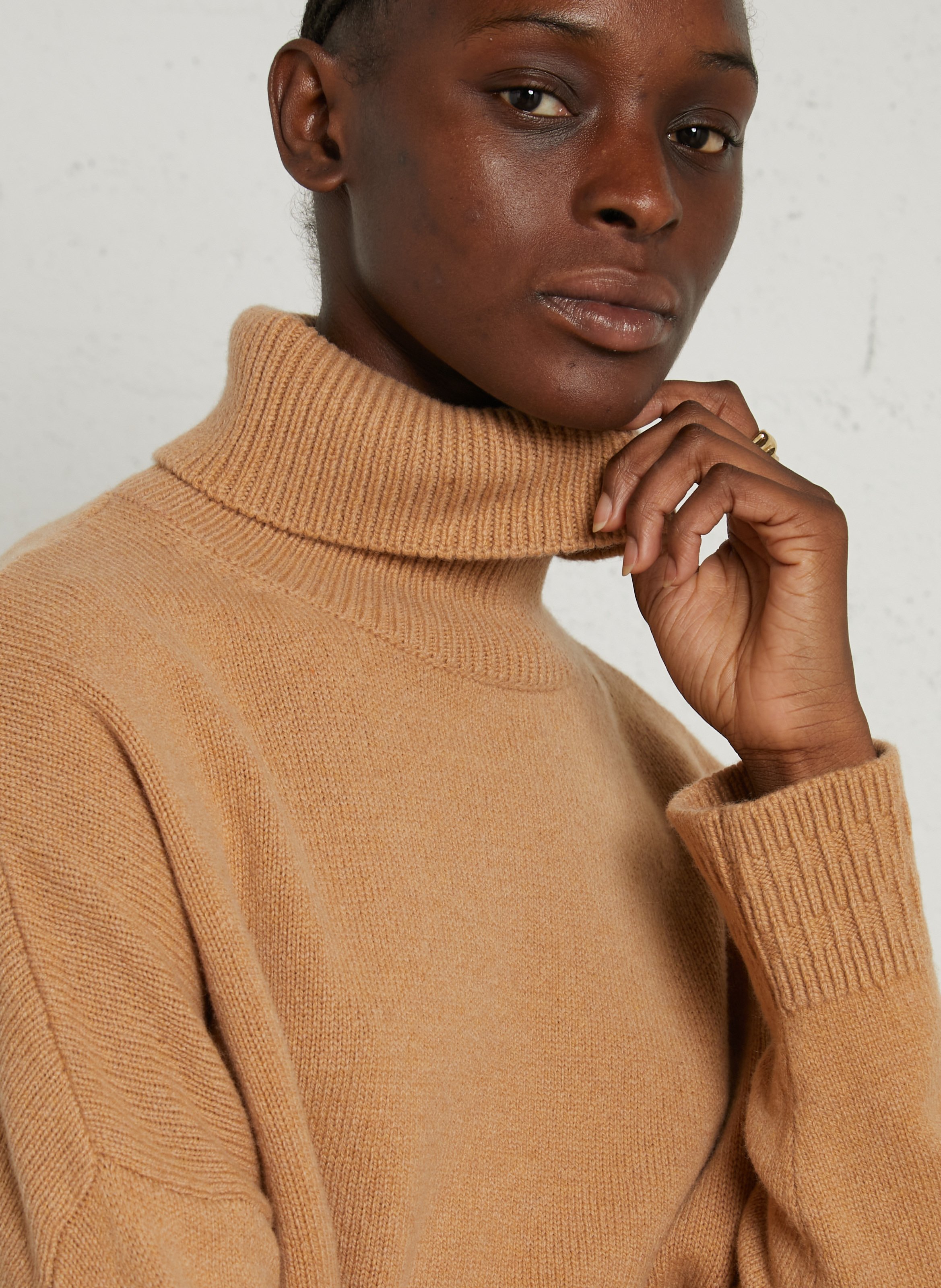 Oversized turtleneck sweater in blended wool. MAISON ANJE Brown