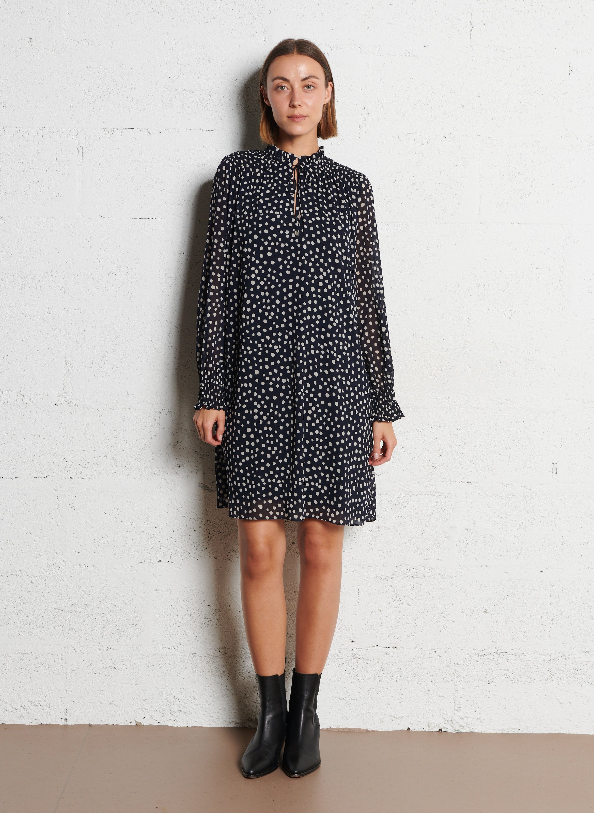 Kurzes Kleid mit viktorianischem Kragen und Punkten IKKS Blau