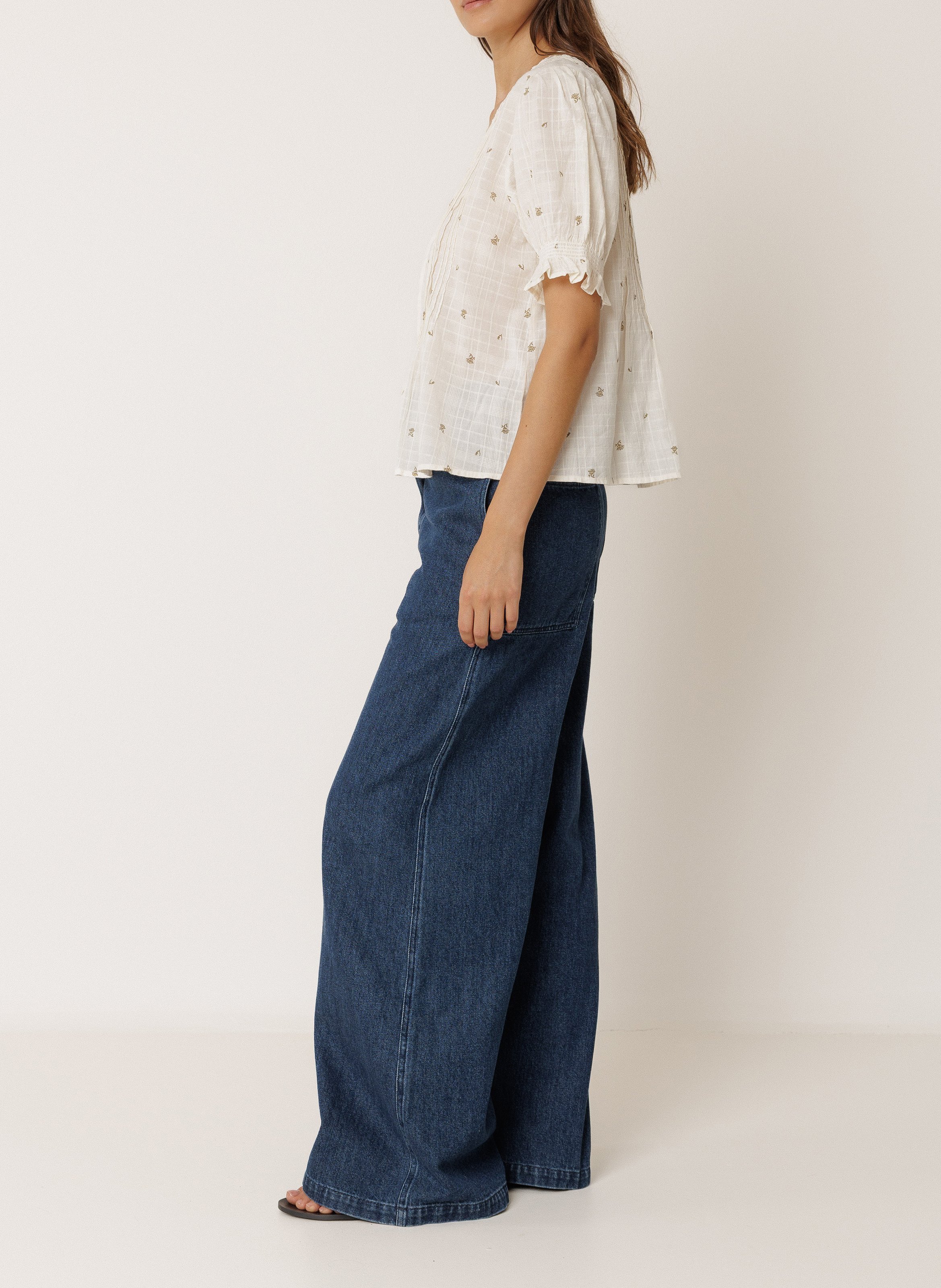 Top mit V-Ausschnitt und gemusterten Knöpfen aus Baumwolle INDI & COLD Beige