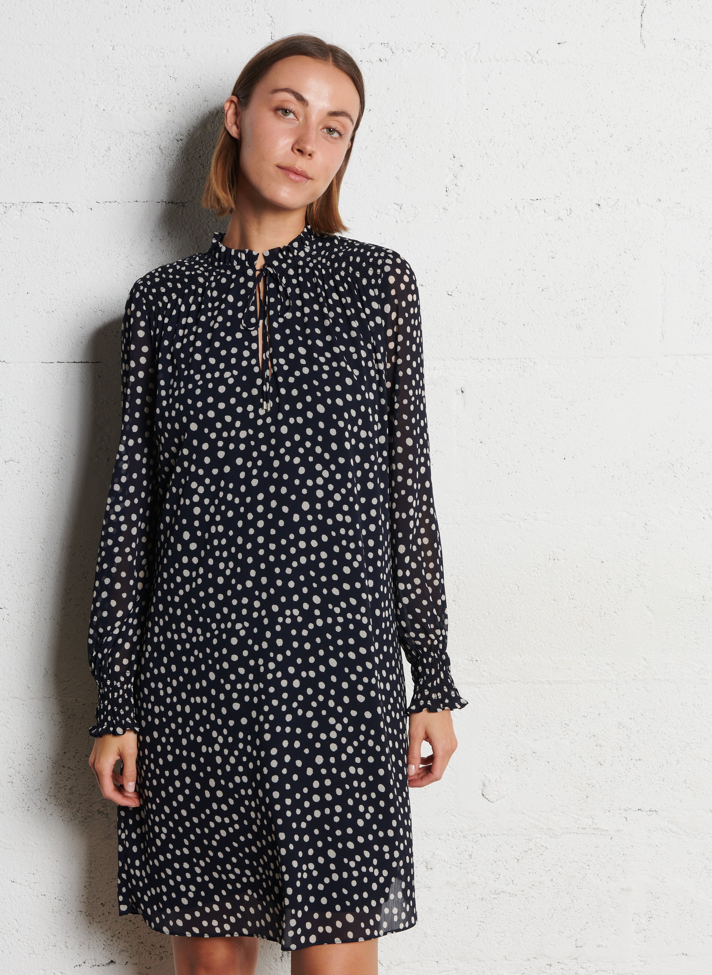 Kurzes Kleid mit viktorianischem Kragen und Punkten IKKS Blau