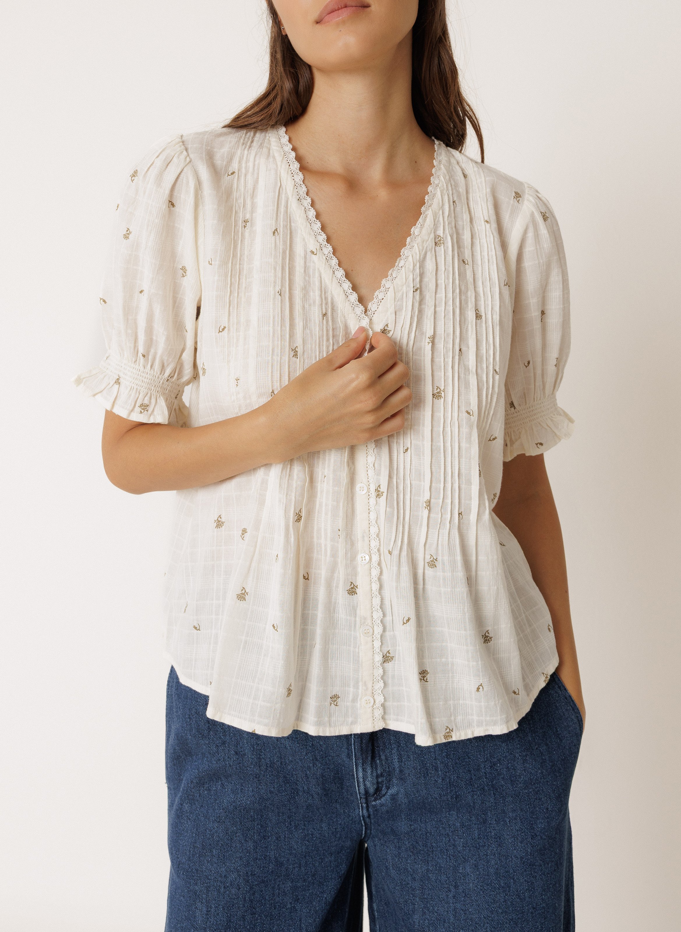 Top mit V-Ausschnitt und gemusterten Knöpfen aus Baumwolle INDI & COLD Beige