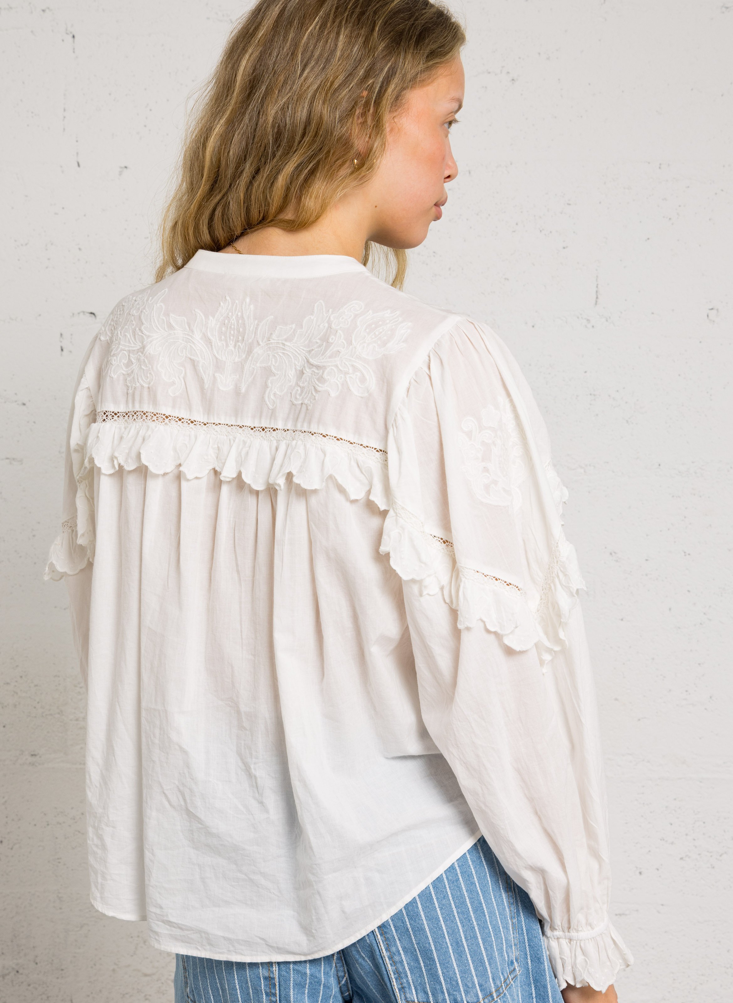 Ronde hals blouse met ruches en borduursels LOUISE MISHA Wit