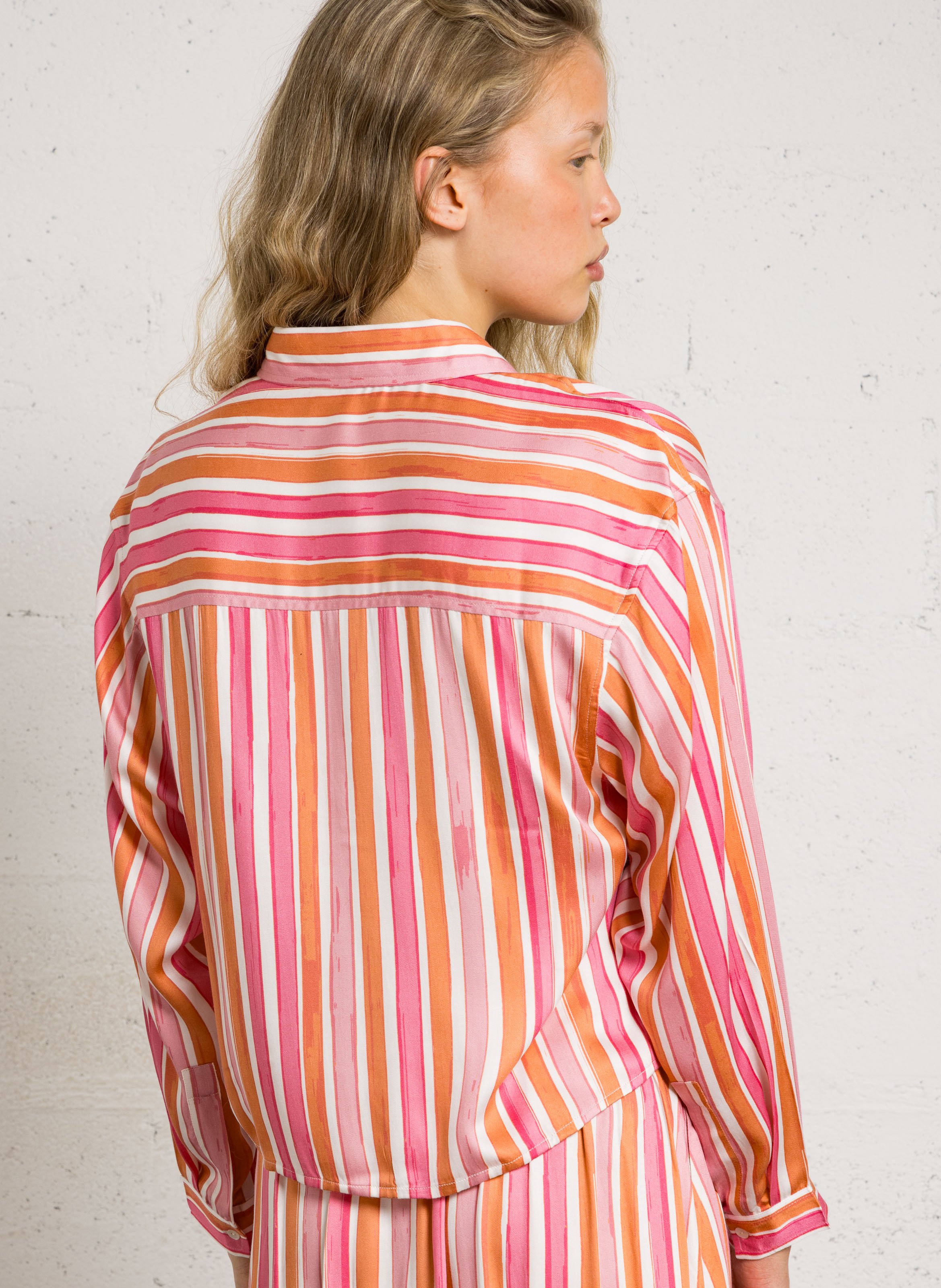 Kurzes Oversize-Hemd mit klassischem Streifenmuster. BELLA JONES Rosa