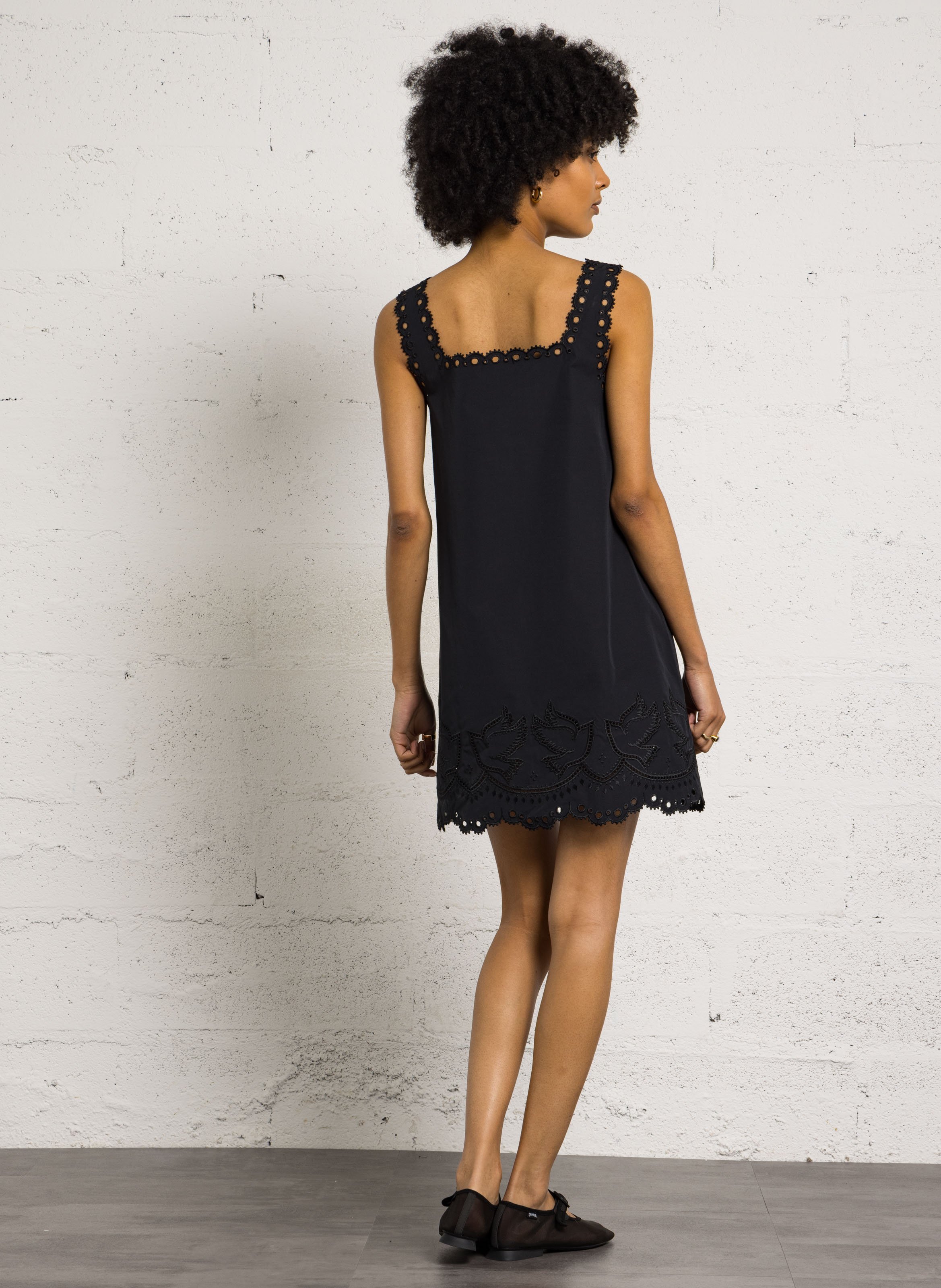 Robe courte col carré brodée BERENICE Noir