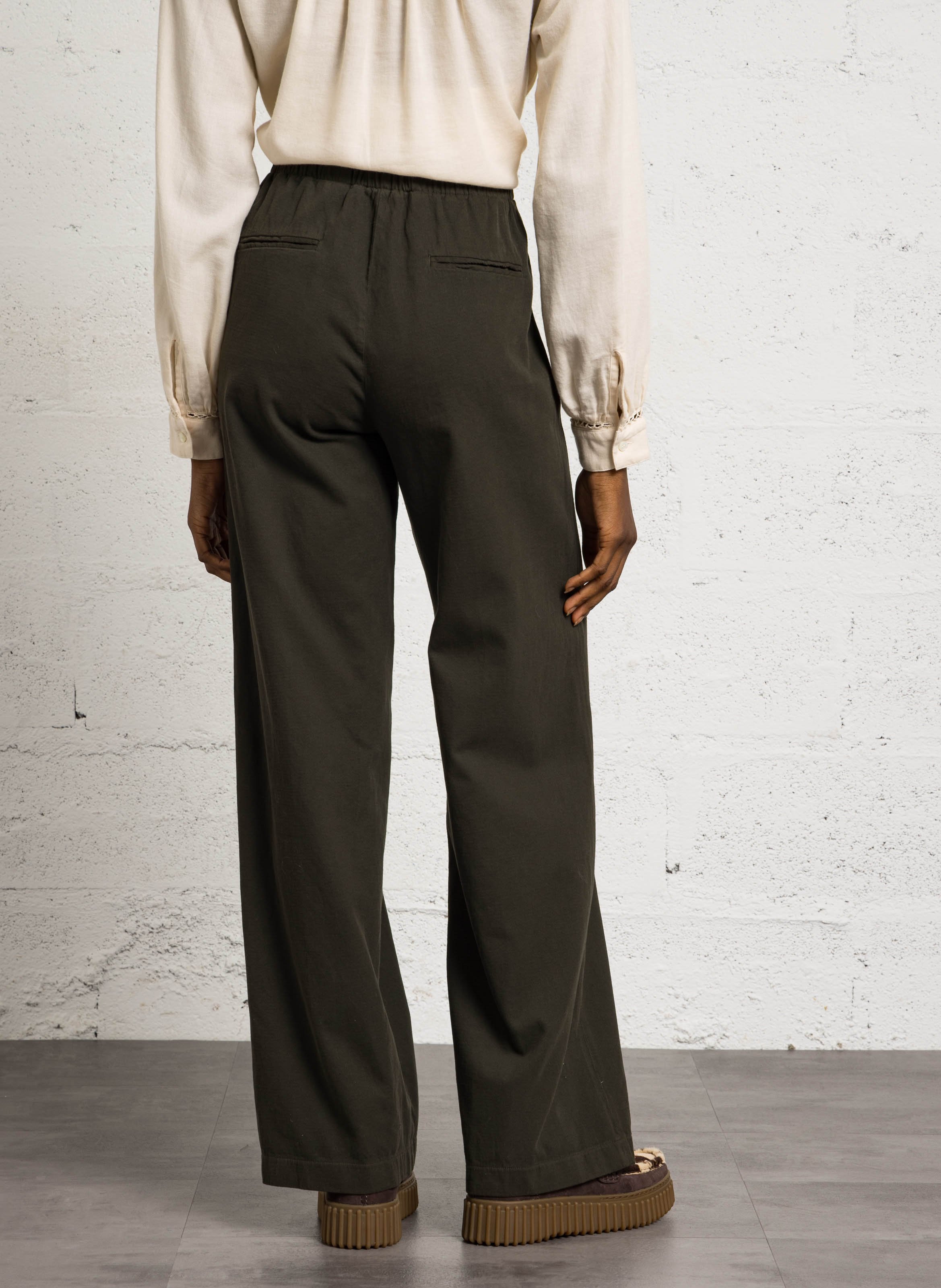 Gerade geschnittene Hose aus Baumwolle und Wollmix POMANDERE Grun