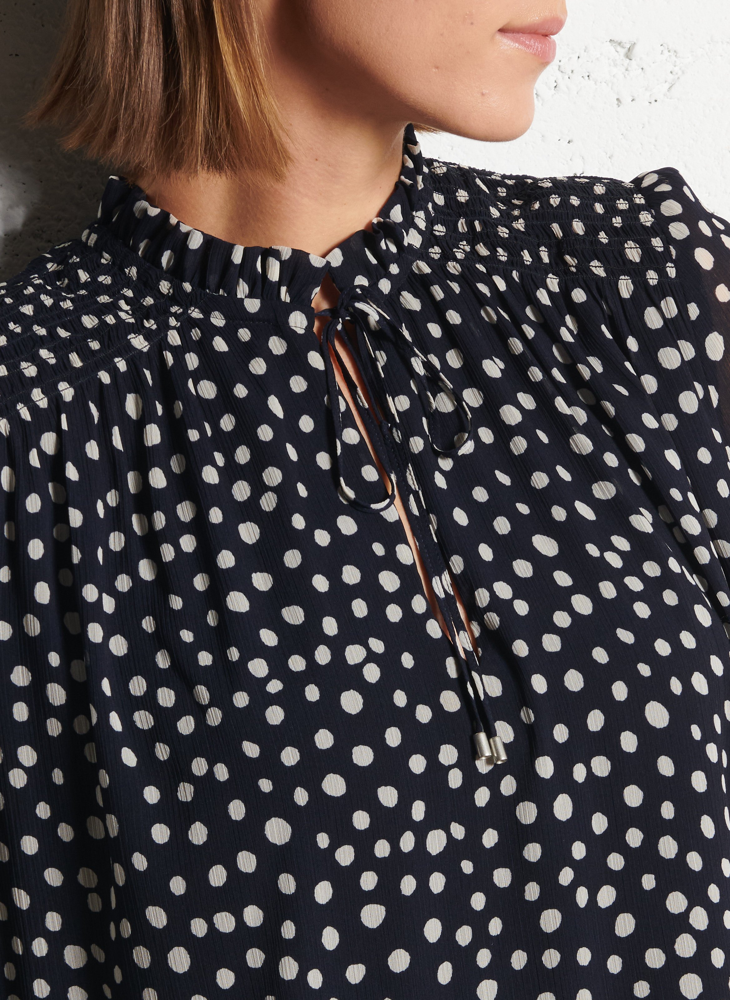 Kurzes Kleid mit viktorianischem Kragen und Punkten IKKS Blau