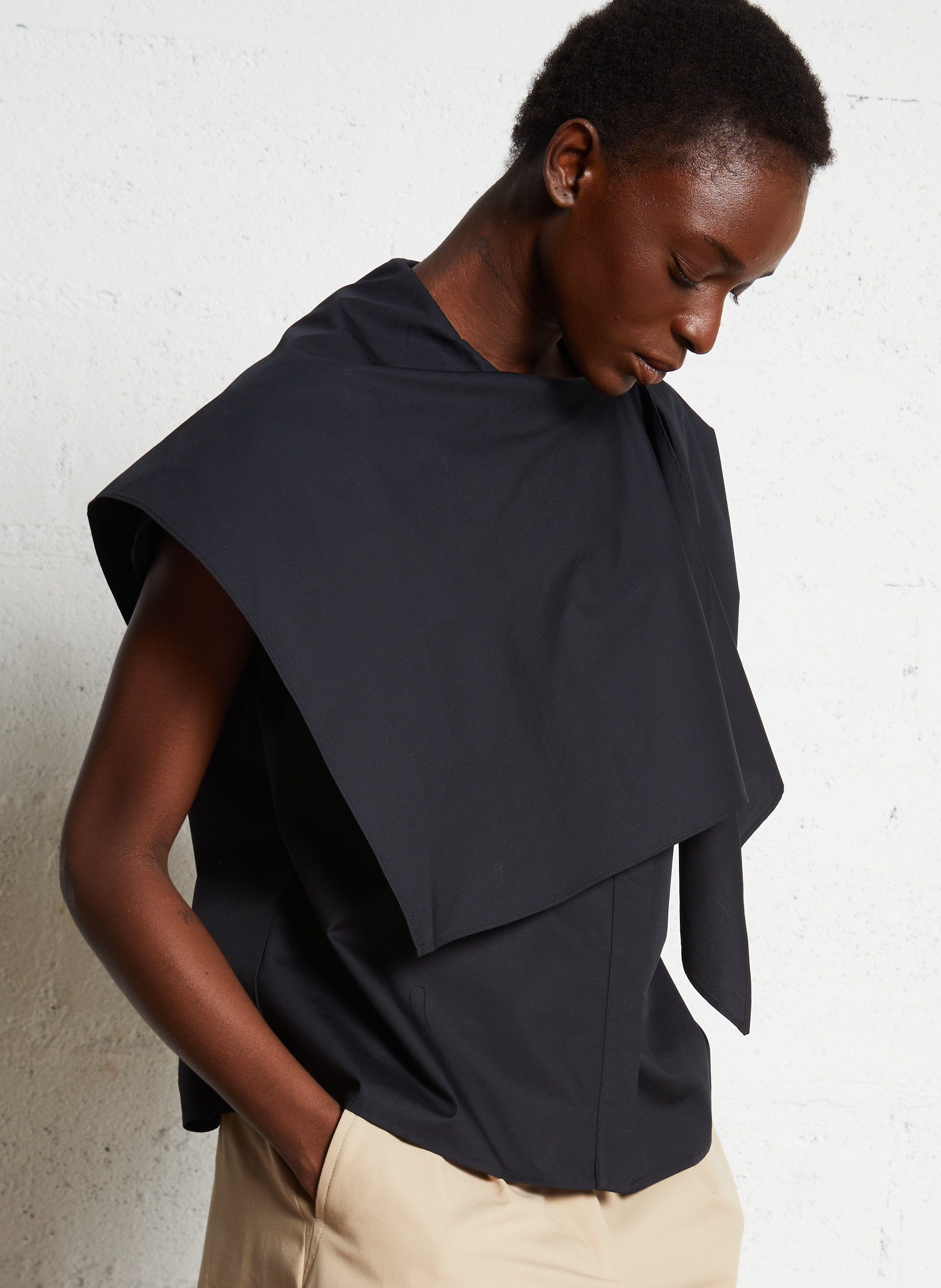 Top manches courtes à fermeture asymétrique THE LABEL EDITION Noir