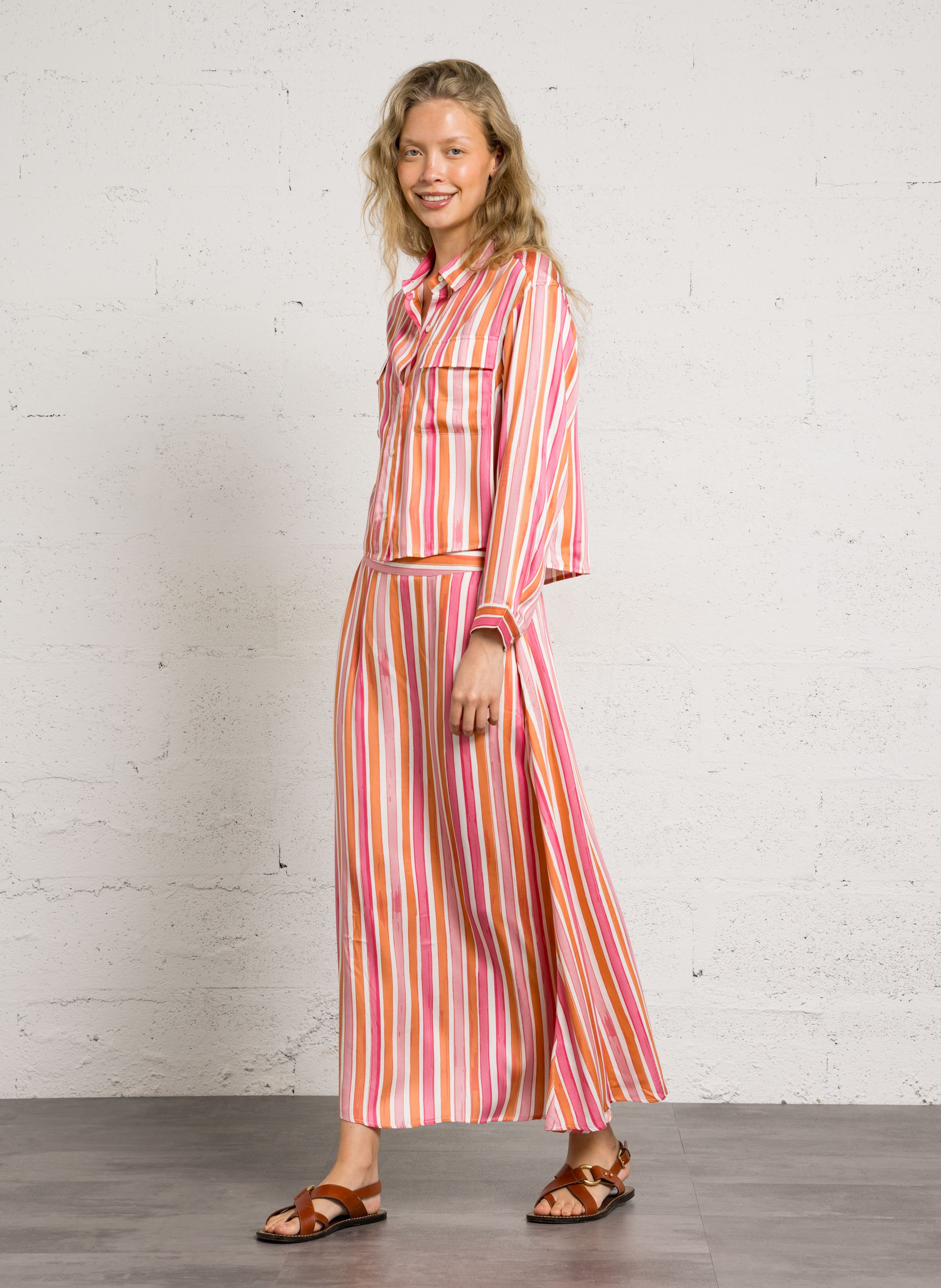 Kurzes Oversize-Hemd mit klassischem Streifenmuster. BELLA JONES Rosa