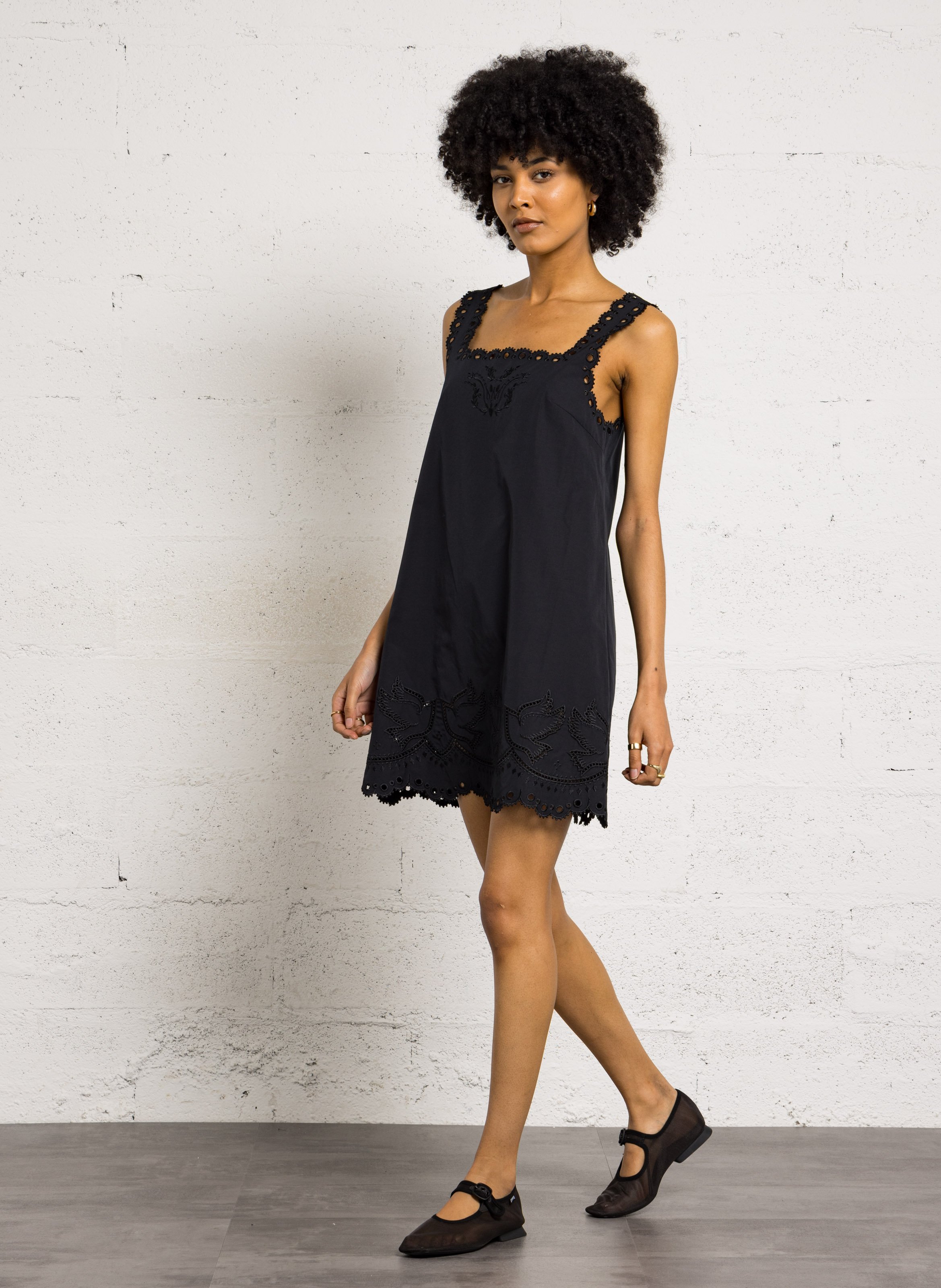 Robe courte col carré brodée BERENICE