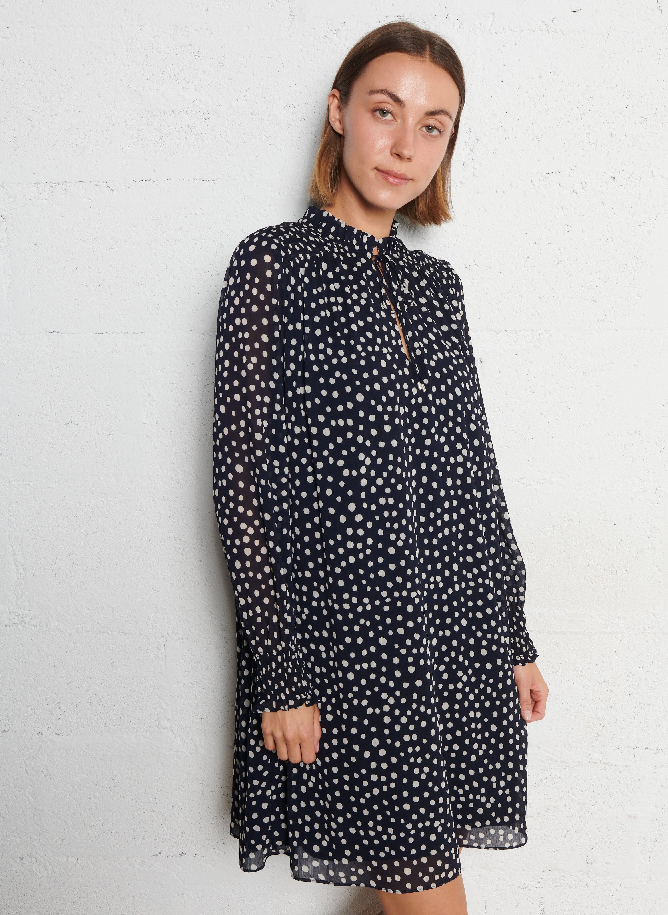 Kurzes Kleid mit viktorianischem Kragen und Punkten IKKS Blau