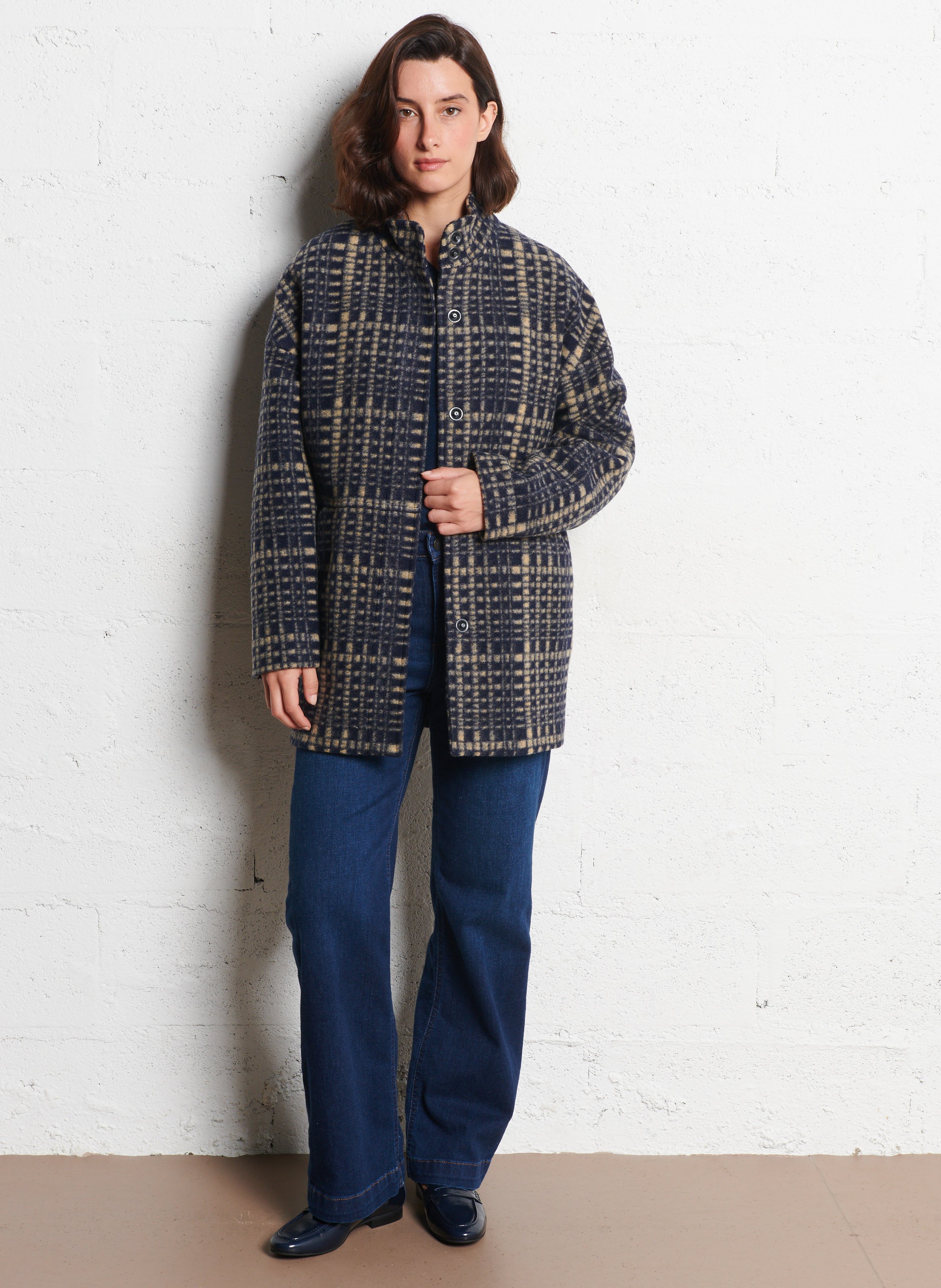 Straight coat with high collar in checkered pattern I CODE Blue