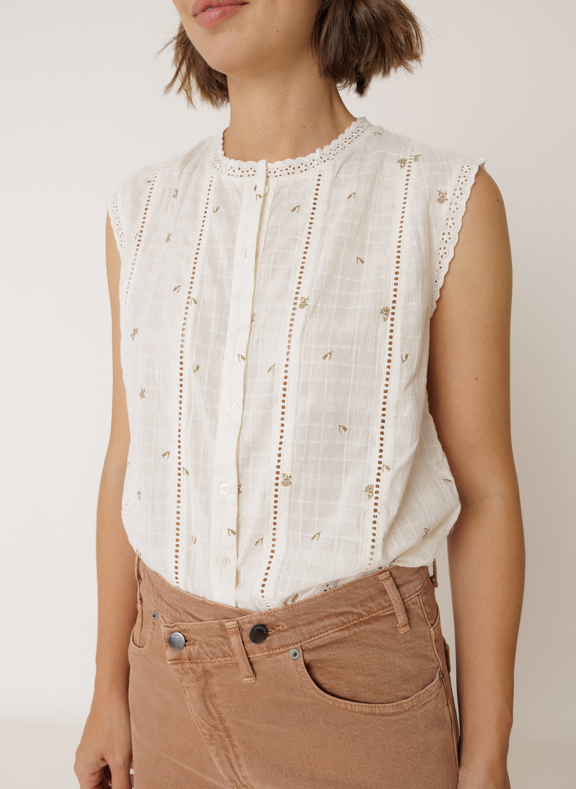 Ärmellose Bluse mit Knöpfen und Muster INDI & COLD Beige