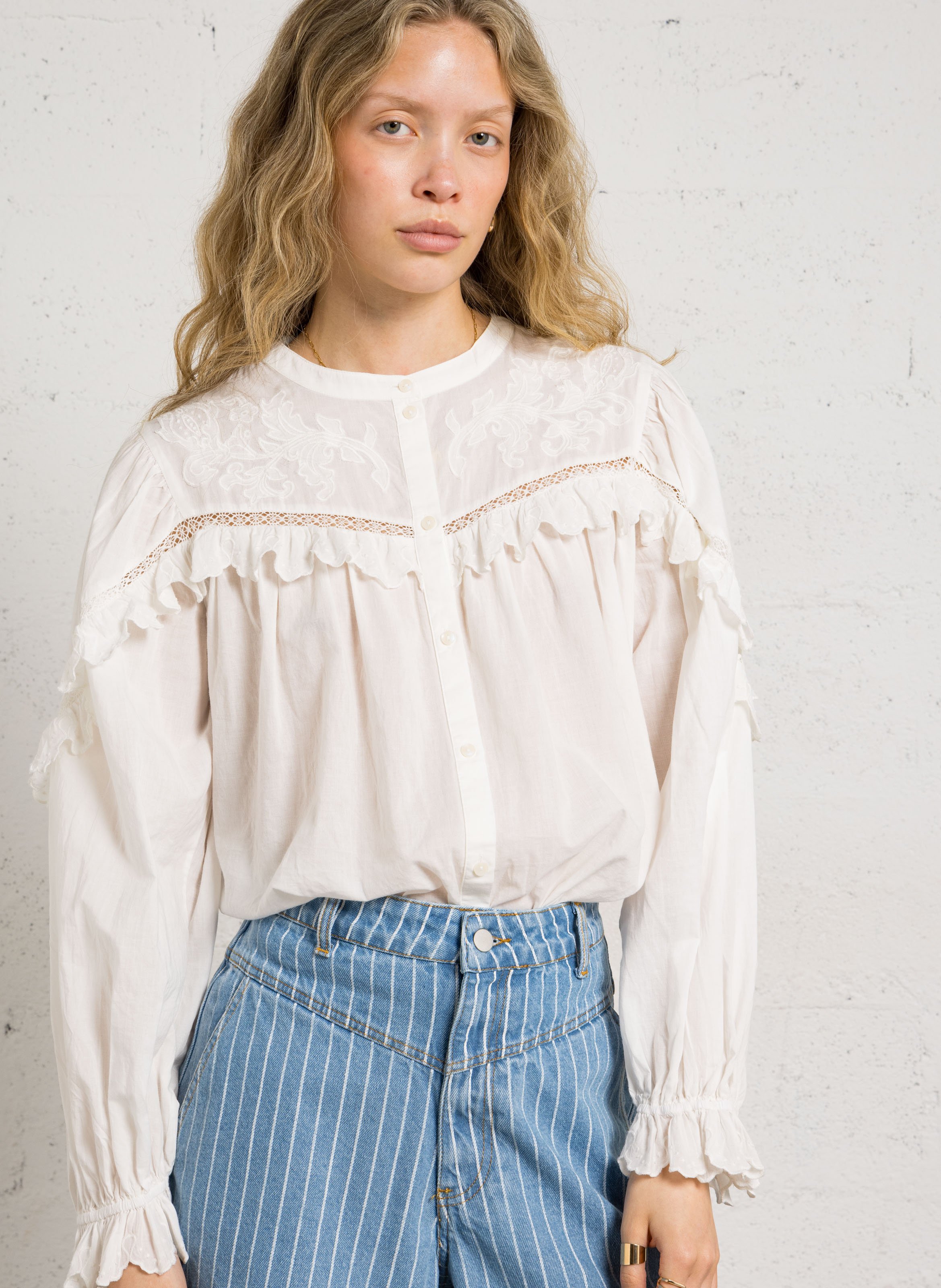 Ronde hals blouse met ruches en borduursels LOUISE MISHA Wit