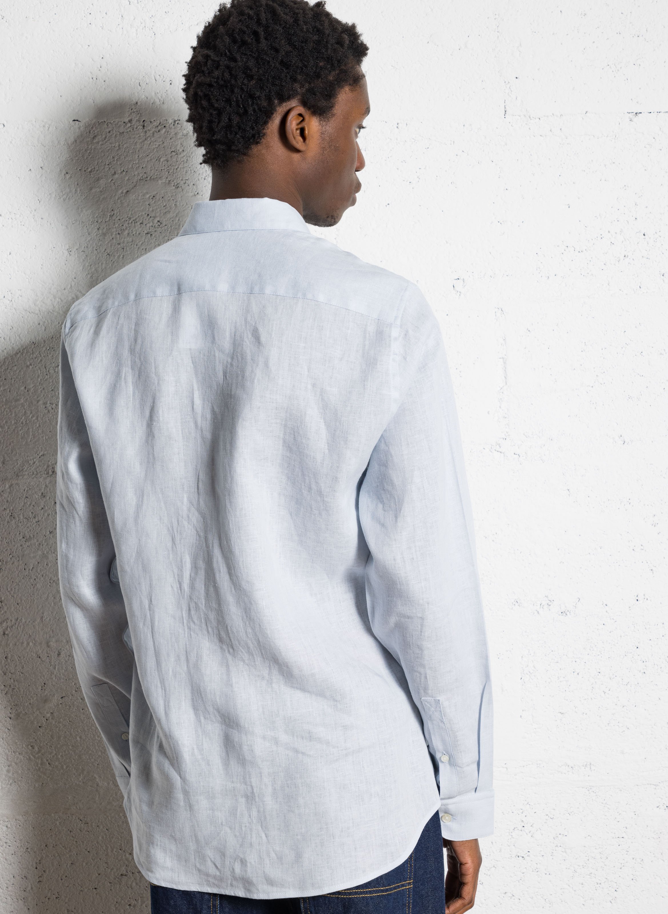 Gerade geschnittene Leinenbluse mit V-Dekolleté und Taschen AU PRINTEMPS PARIS Blau