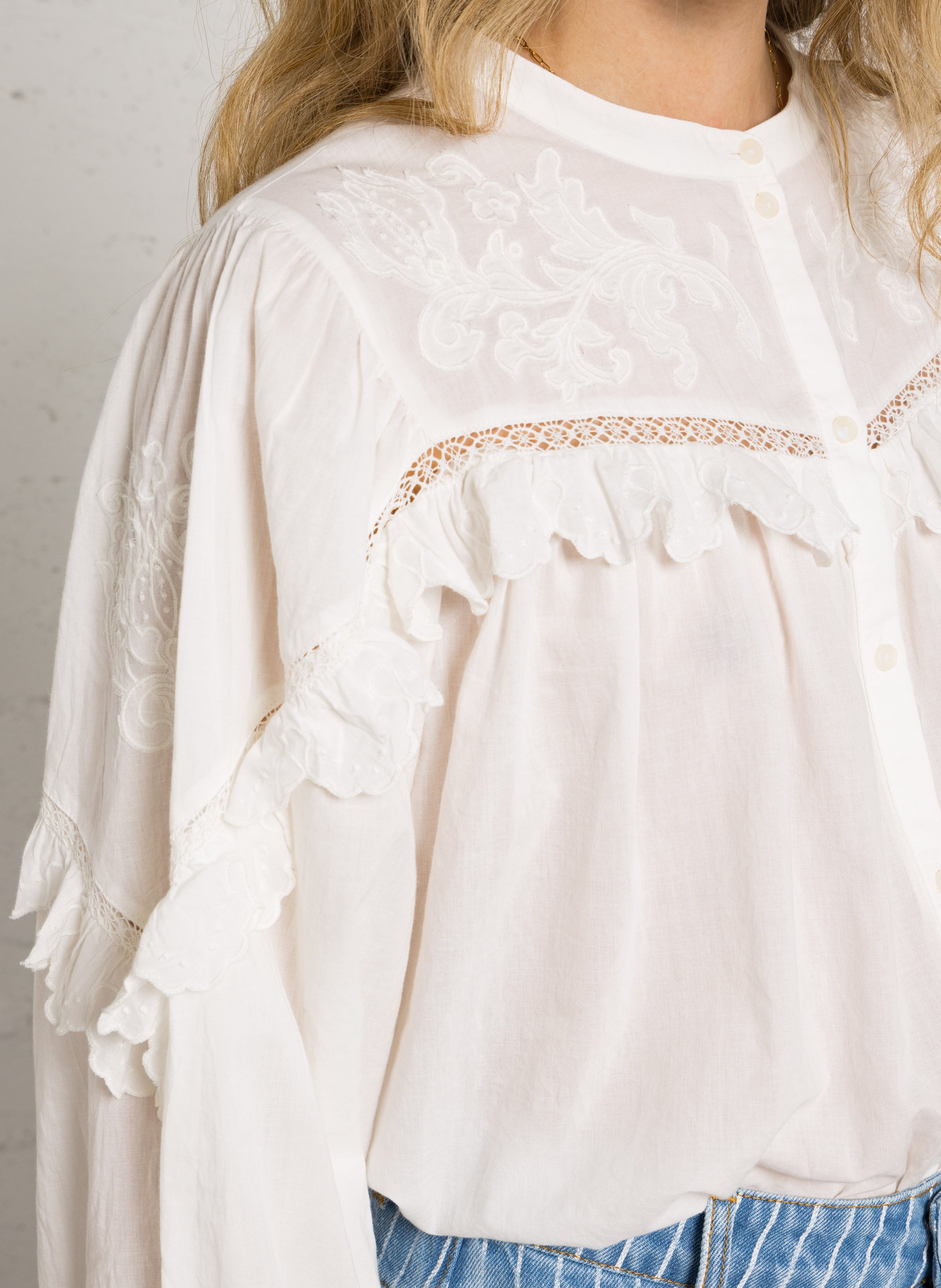 Ronde hals blouse met ruches en borduursels LOUISE MISHA Wit