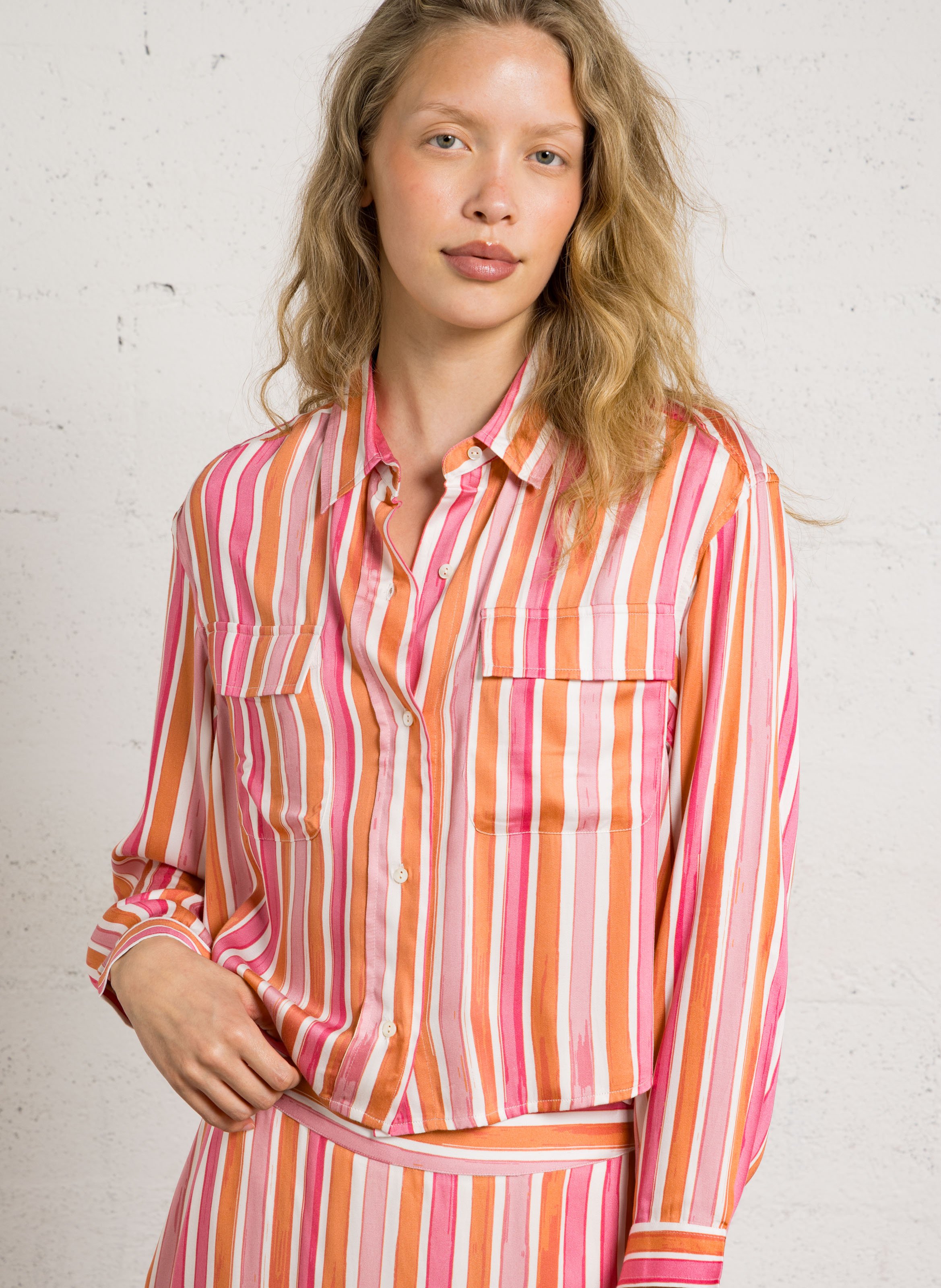 Kurzes Oversize-Hemd mit klassischem Streifenmuster. BELLA JONES Rosa