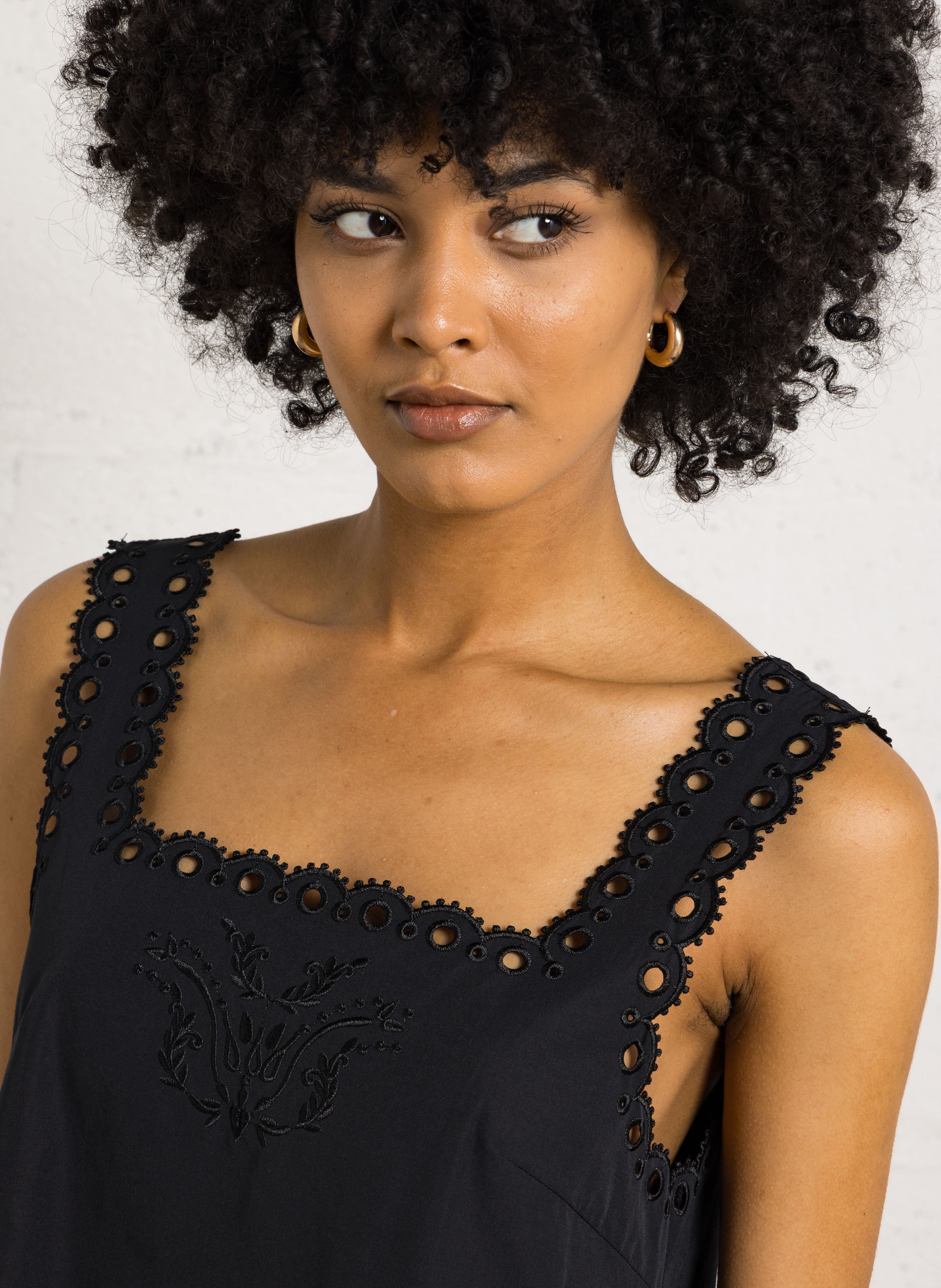 Robe courte col carré brodée BERENICE Noir