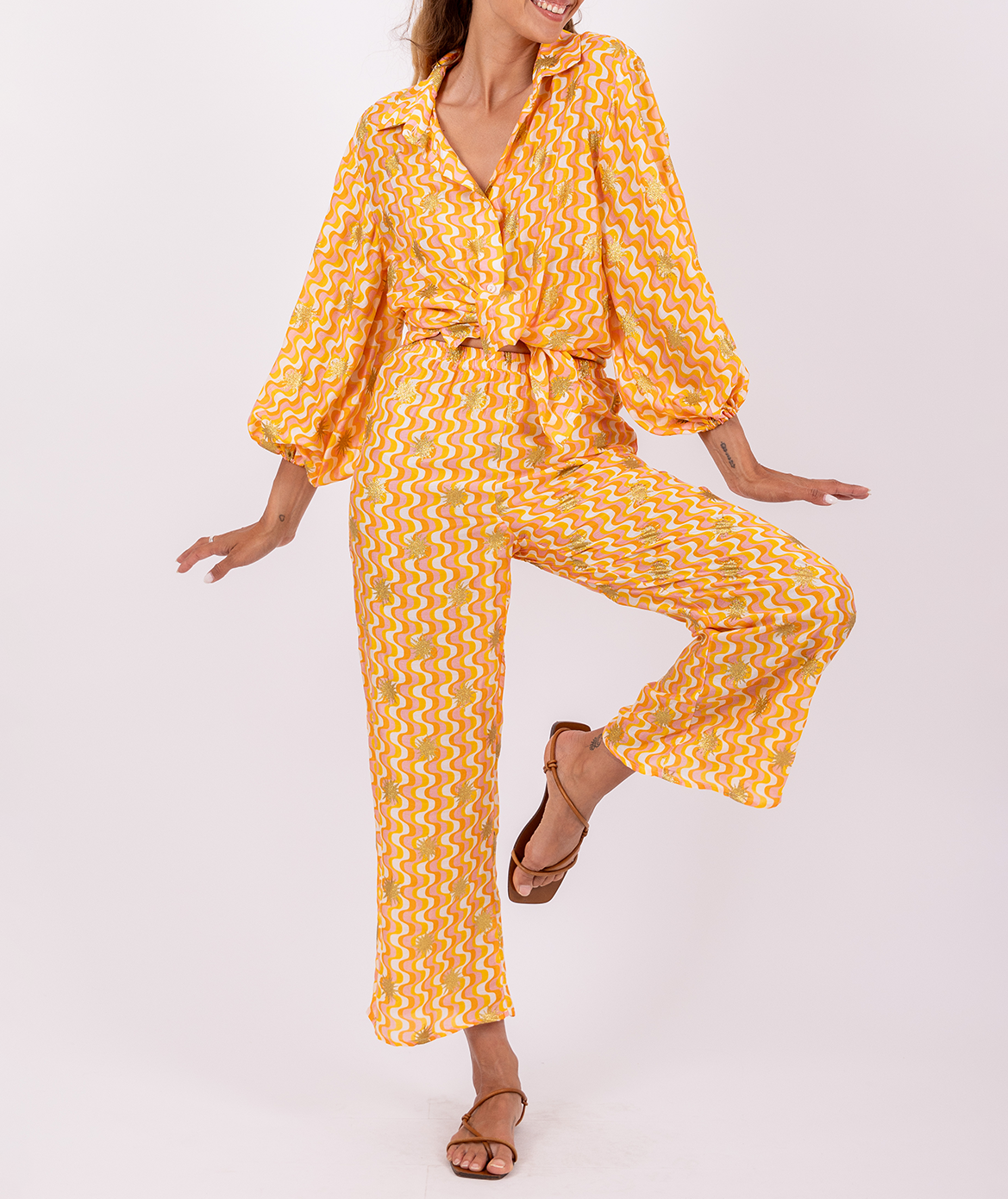 Hoch sitzende fließende Hose mit Muster SUNDRESS Gelb