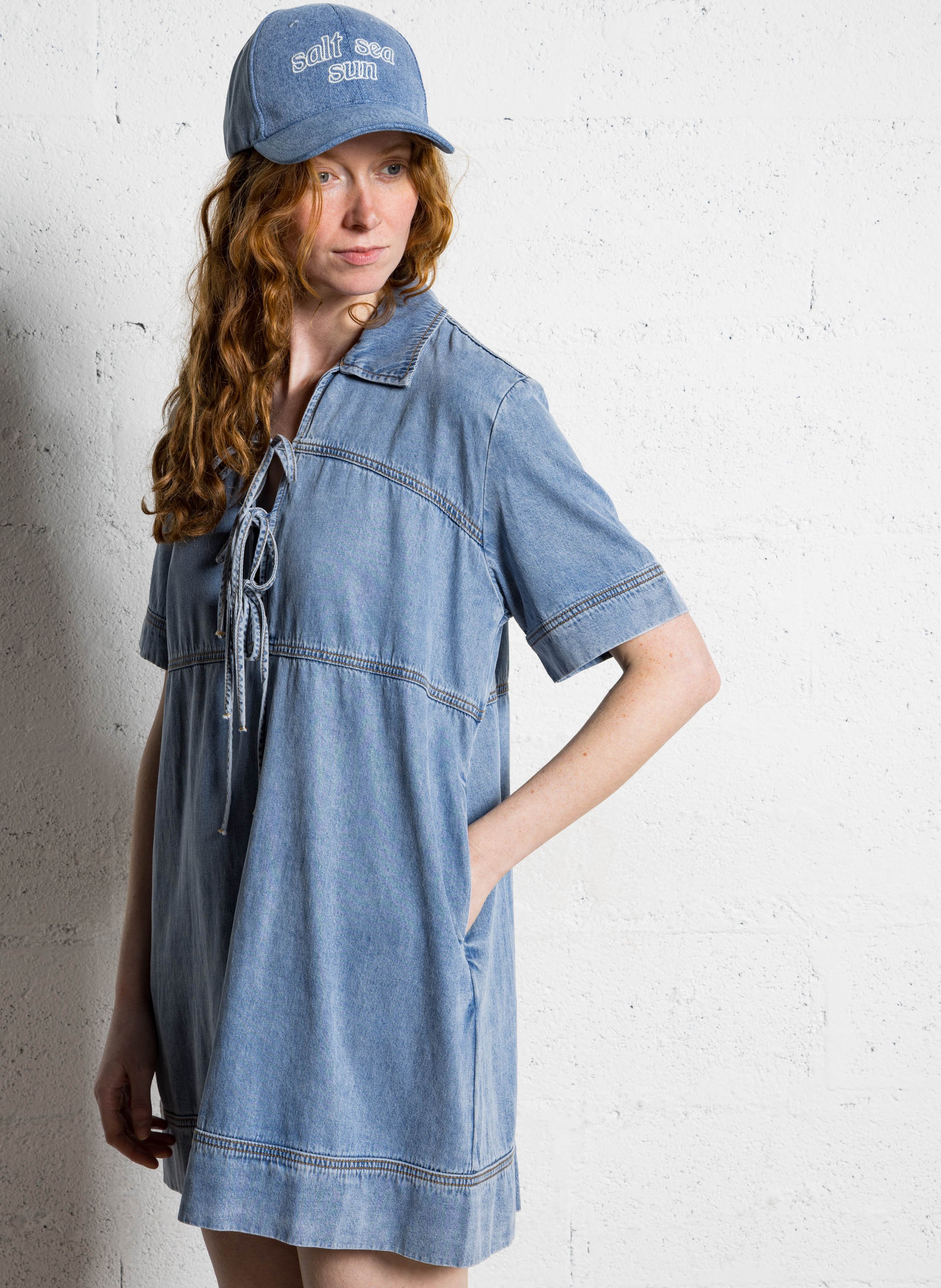 Weite kurze Jeanskleid SUNCOO Blau