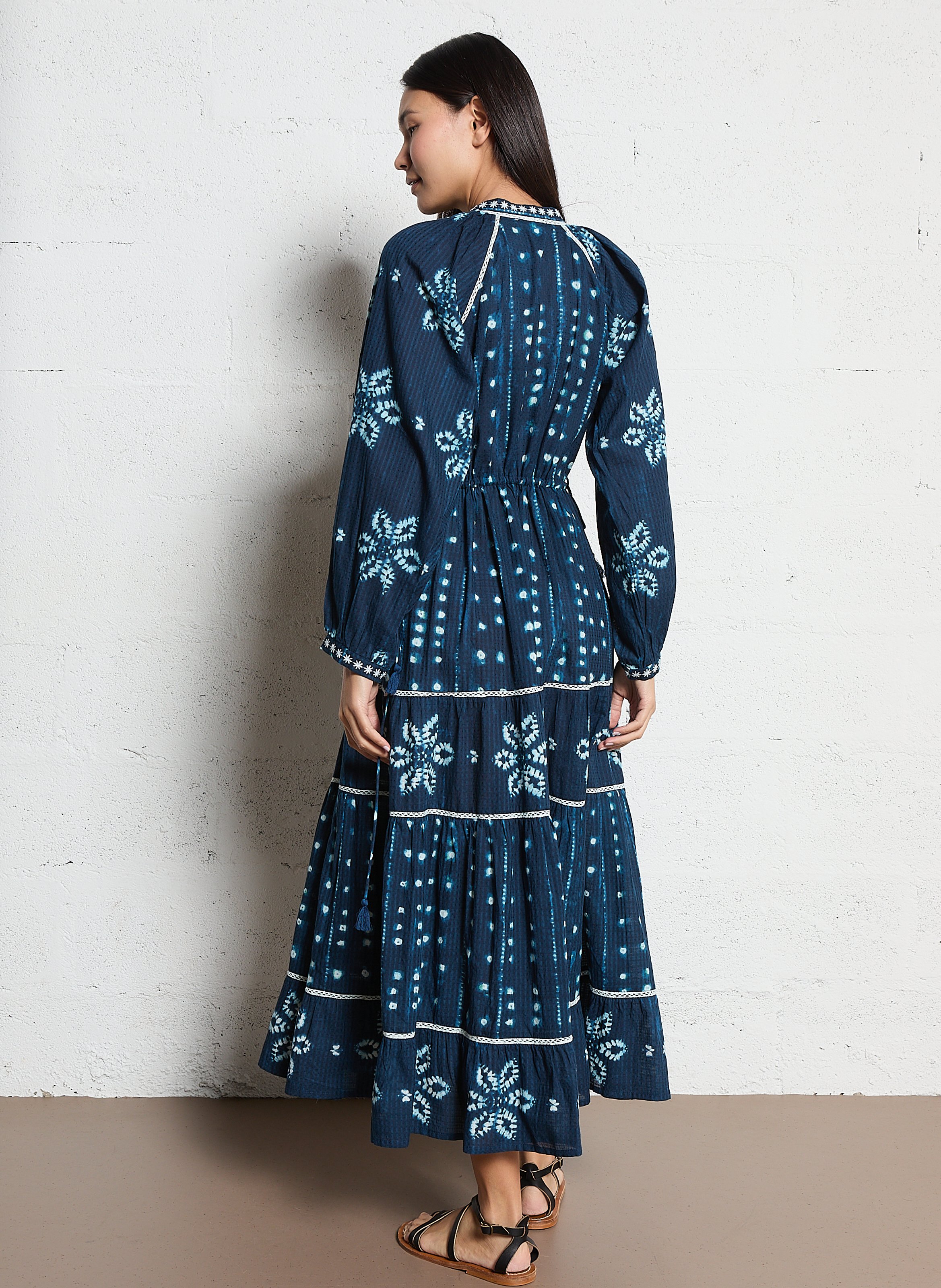 Langes, locker geschnittenes Maxikleid mit Rundhalsausschnitt und Muster MAISON HOTEL Blau