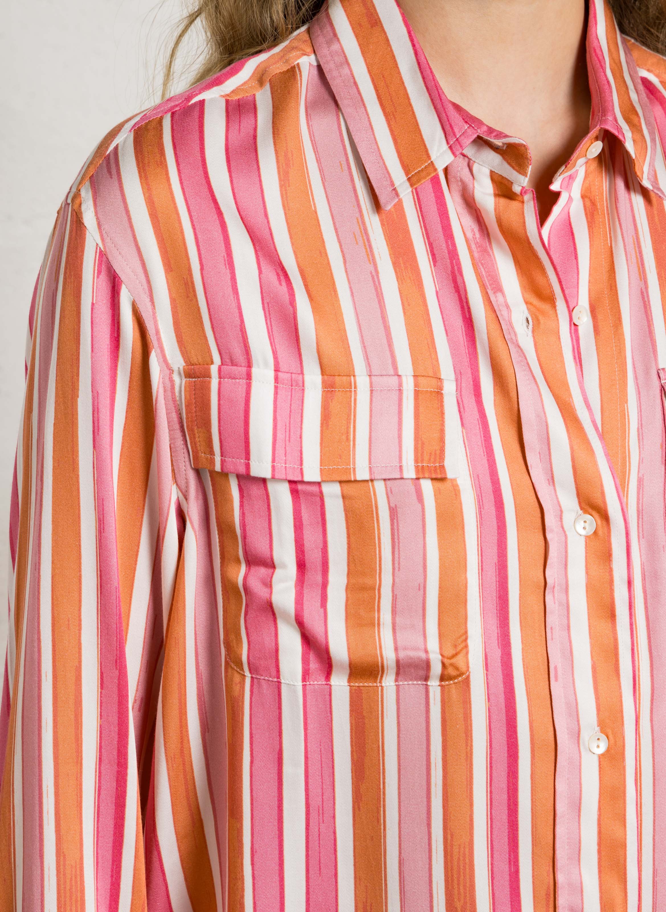 Kurzes Oversize-Hemd mit klassischem Streifenmuster. BELLA JONES Rosa