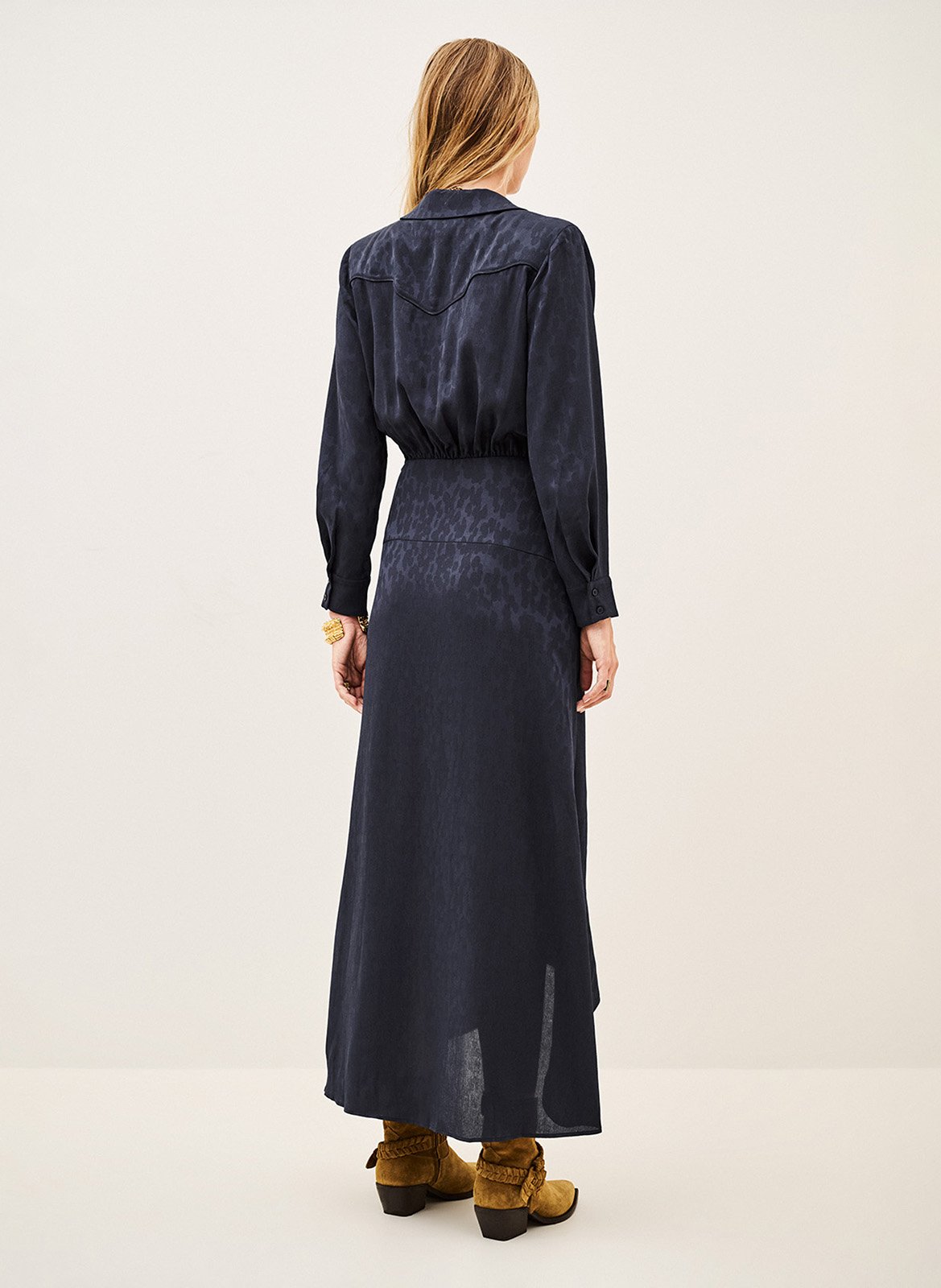 Langes figurbetontes Kleid mit asymmetrischem V-Ausschnitt. BA&SH Blau