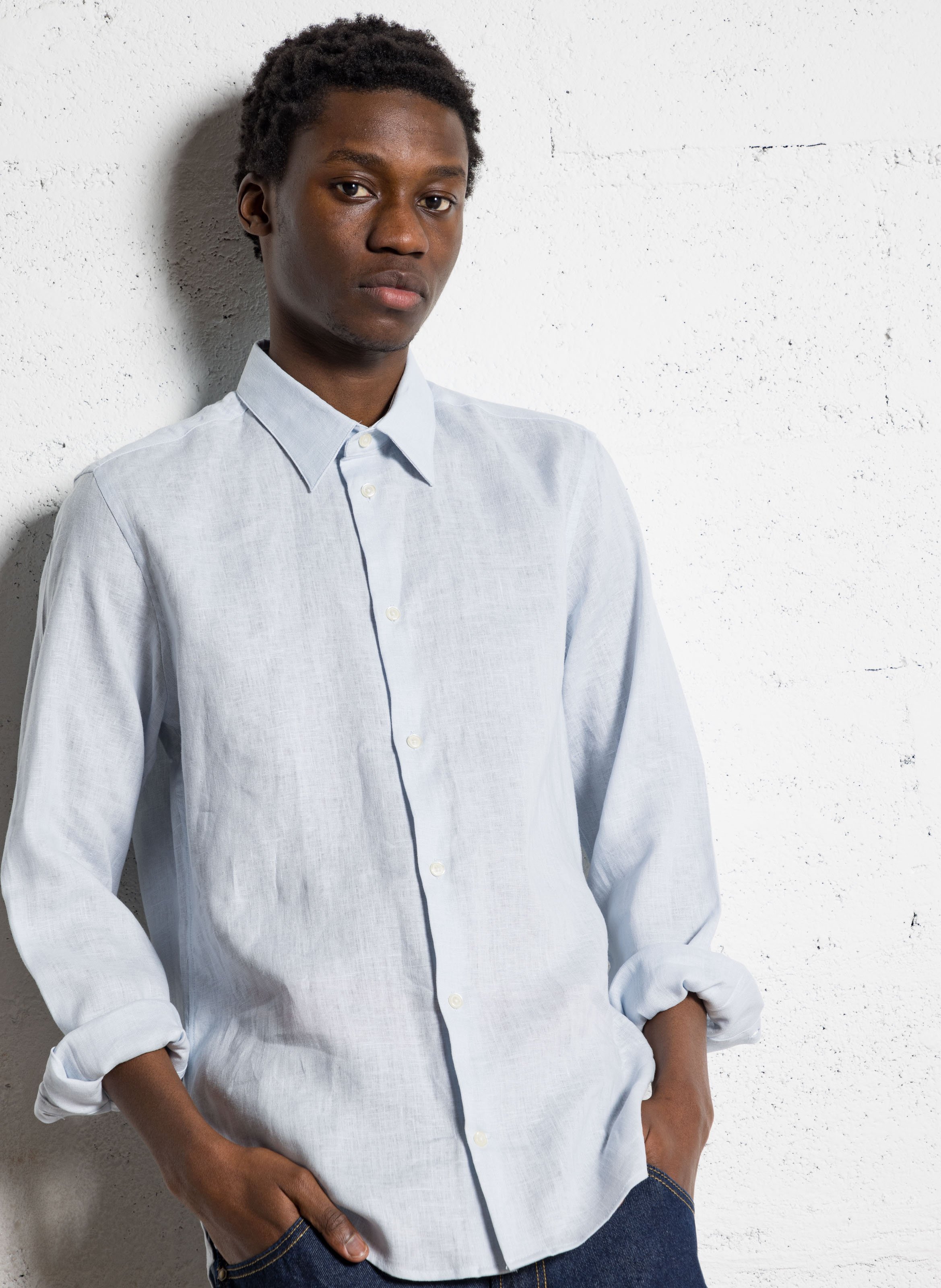 Gerade geschnittene Leinenbluse mit V-Dekolleté und Taschen AU PRINTEMPS PARIS