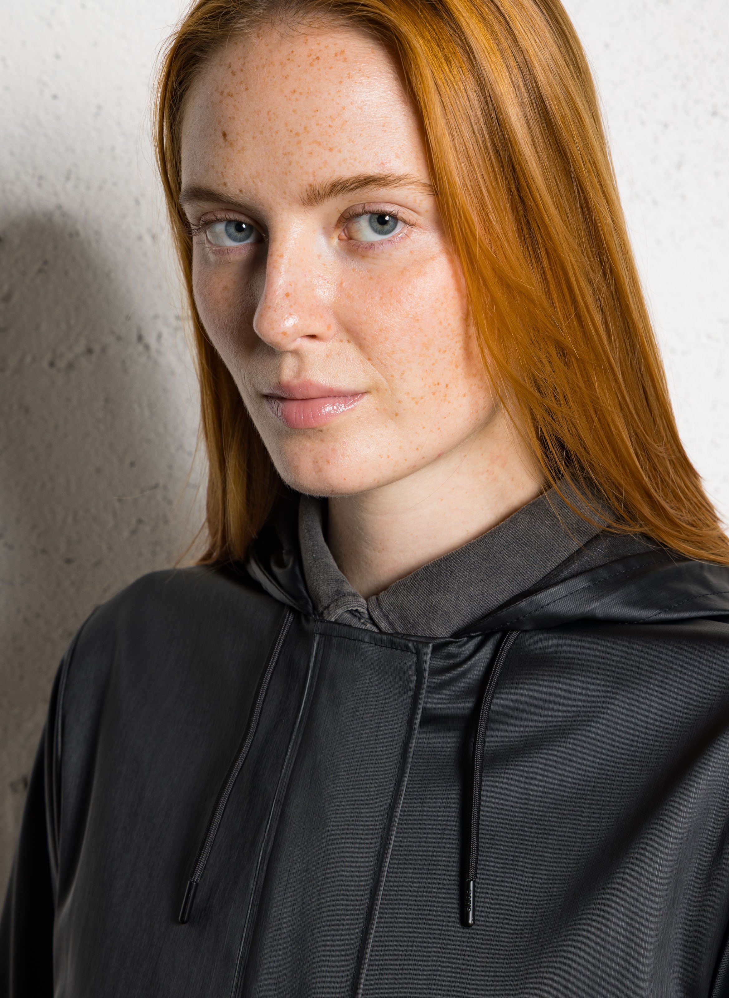 Imperméable droit col rond à capuche RAINS Noir