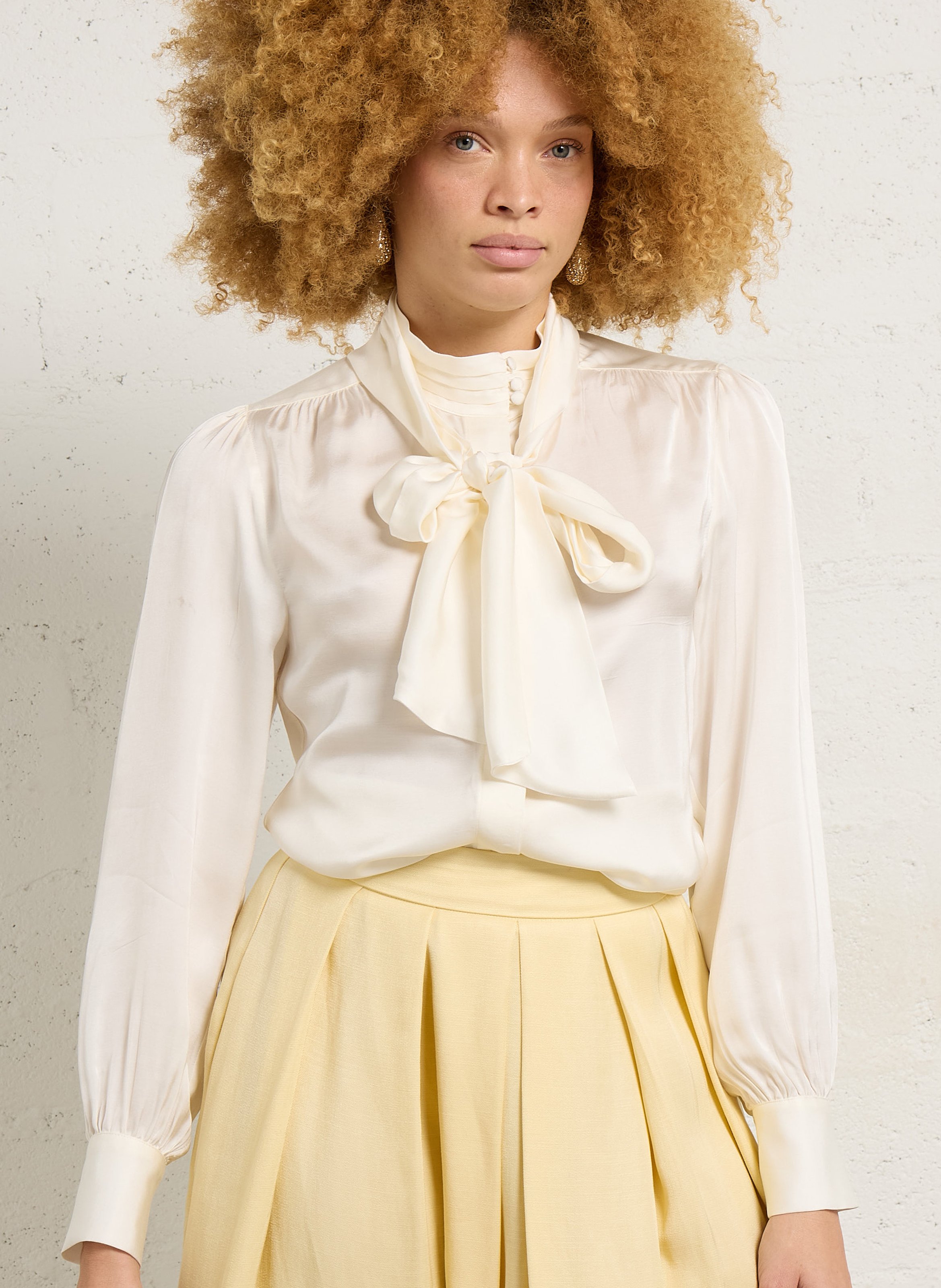Rechte blouse met satijnen lavallière kraag. MAISON 123 Beige