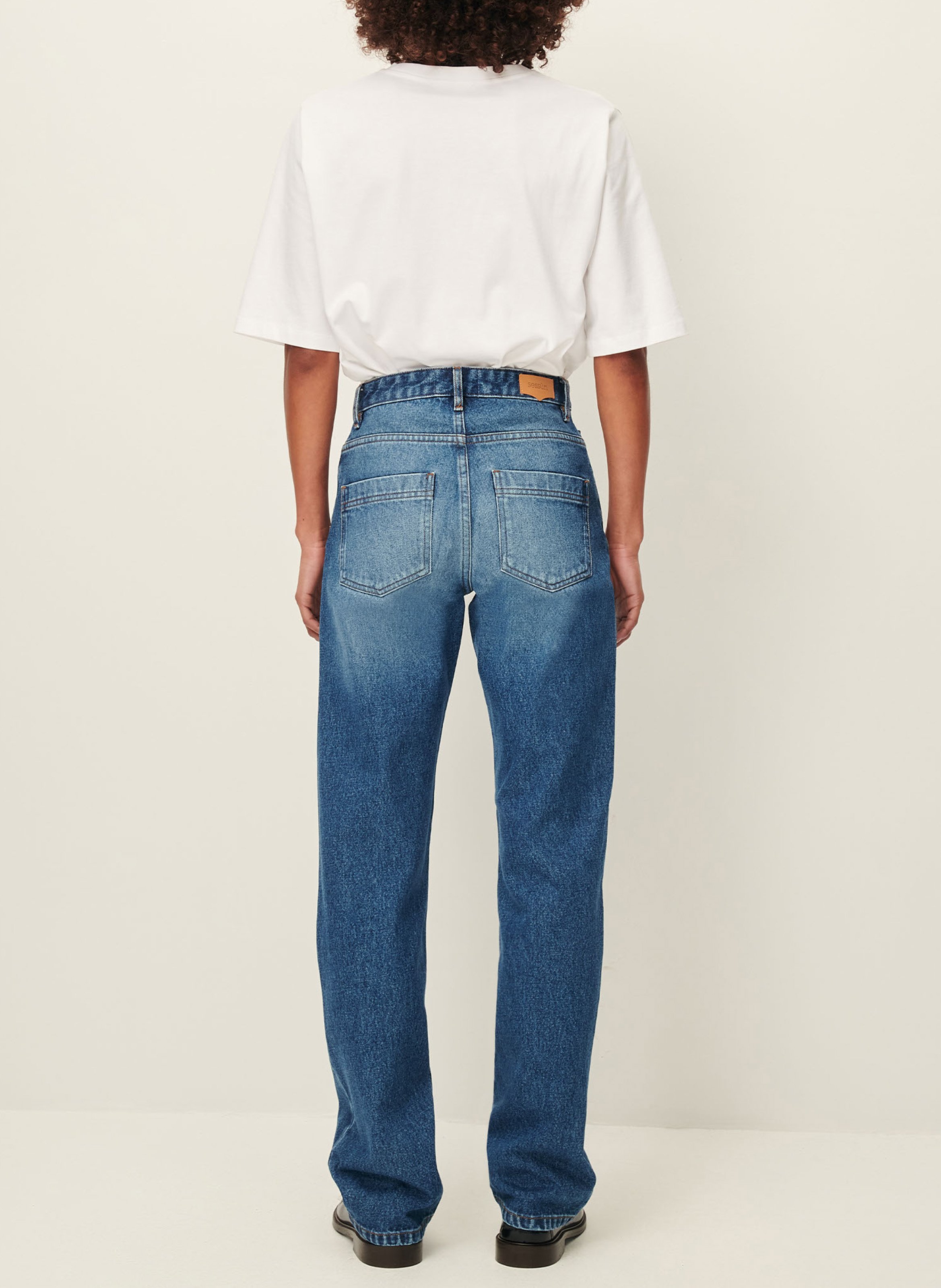 - Straight-leg jeans
- 5 pockets
- Straight cut
- Faded effect SESSUN Blue