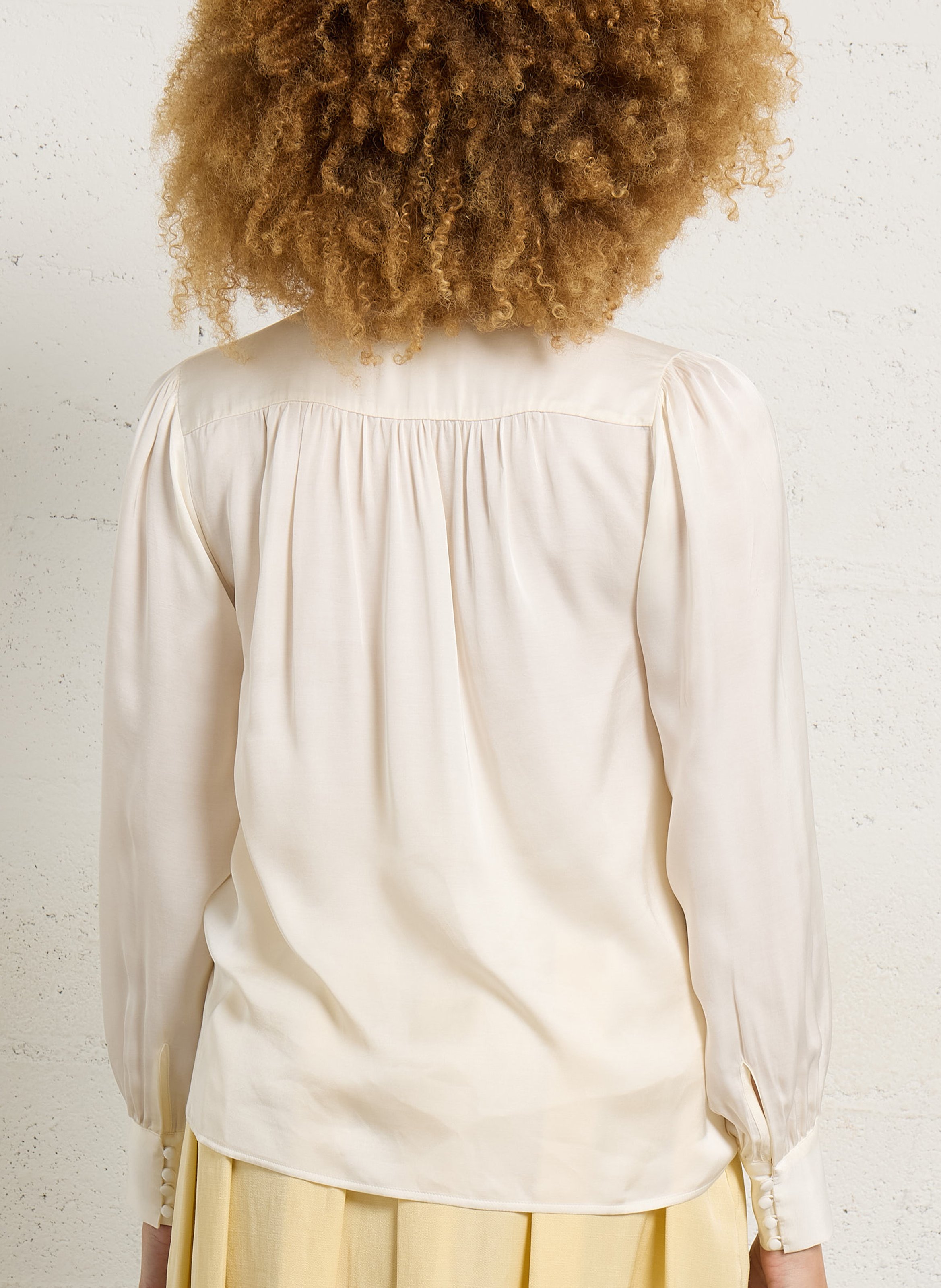 Rechte blouse met satijnen lavallière kraag. MAISON 123 Beige