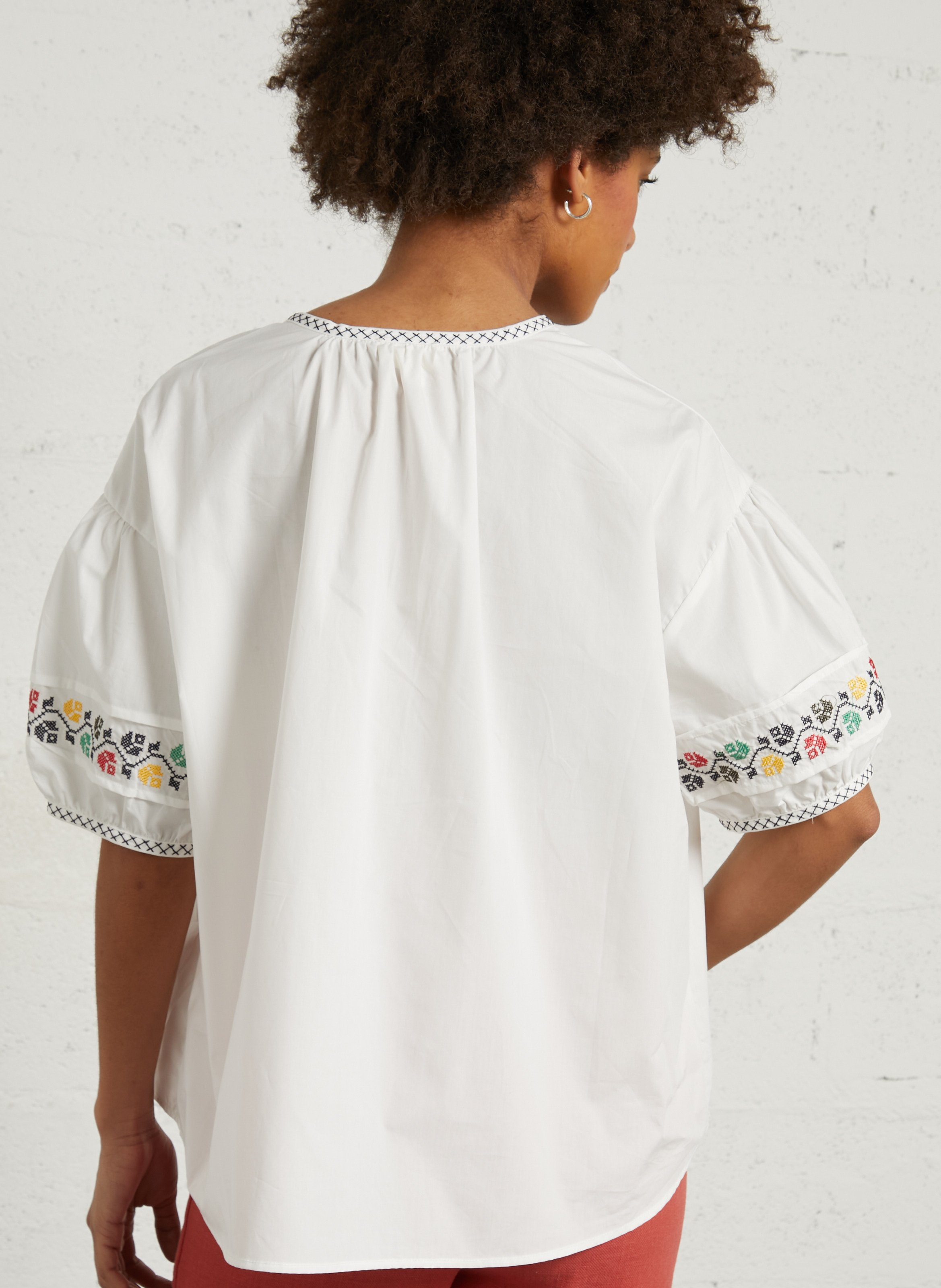 Oversized top with embroidered cotton turtleneck THE KORNER White