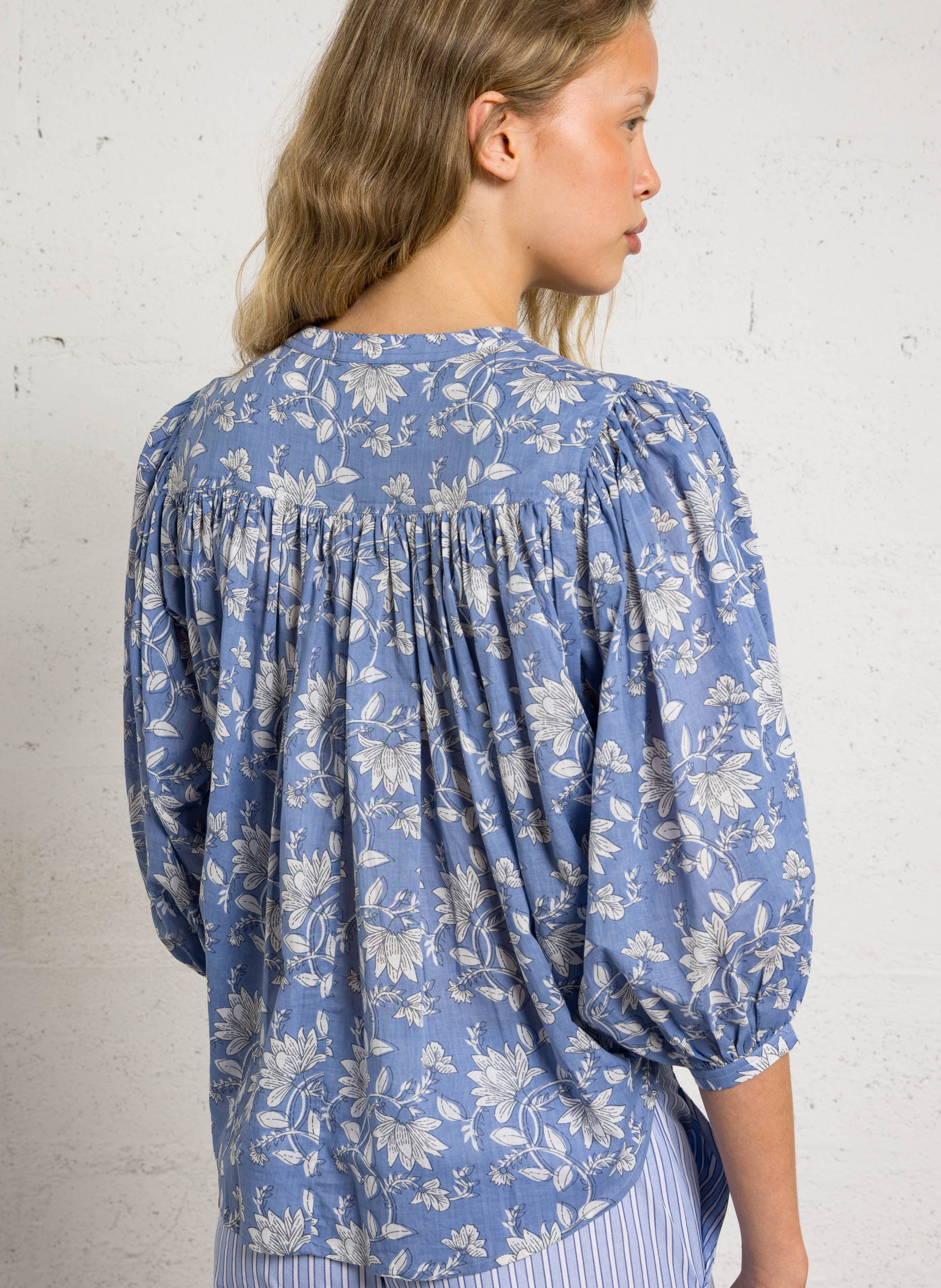 Bluse mit Rundhalsausschnitt und Blumenmuster BELLA JONES Blau
