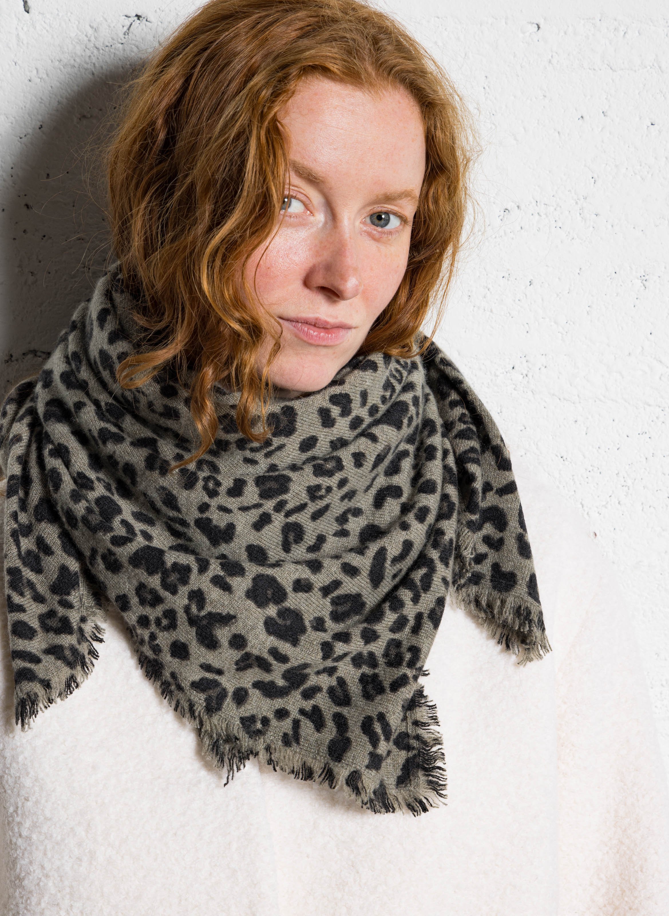 Foulard imprimé léopard en cachemire KUJTEN Kaki