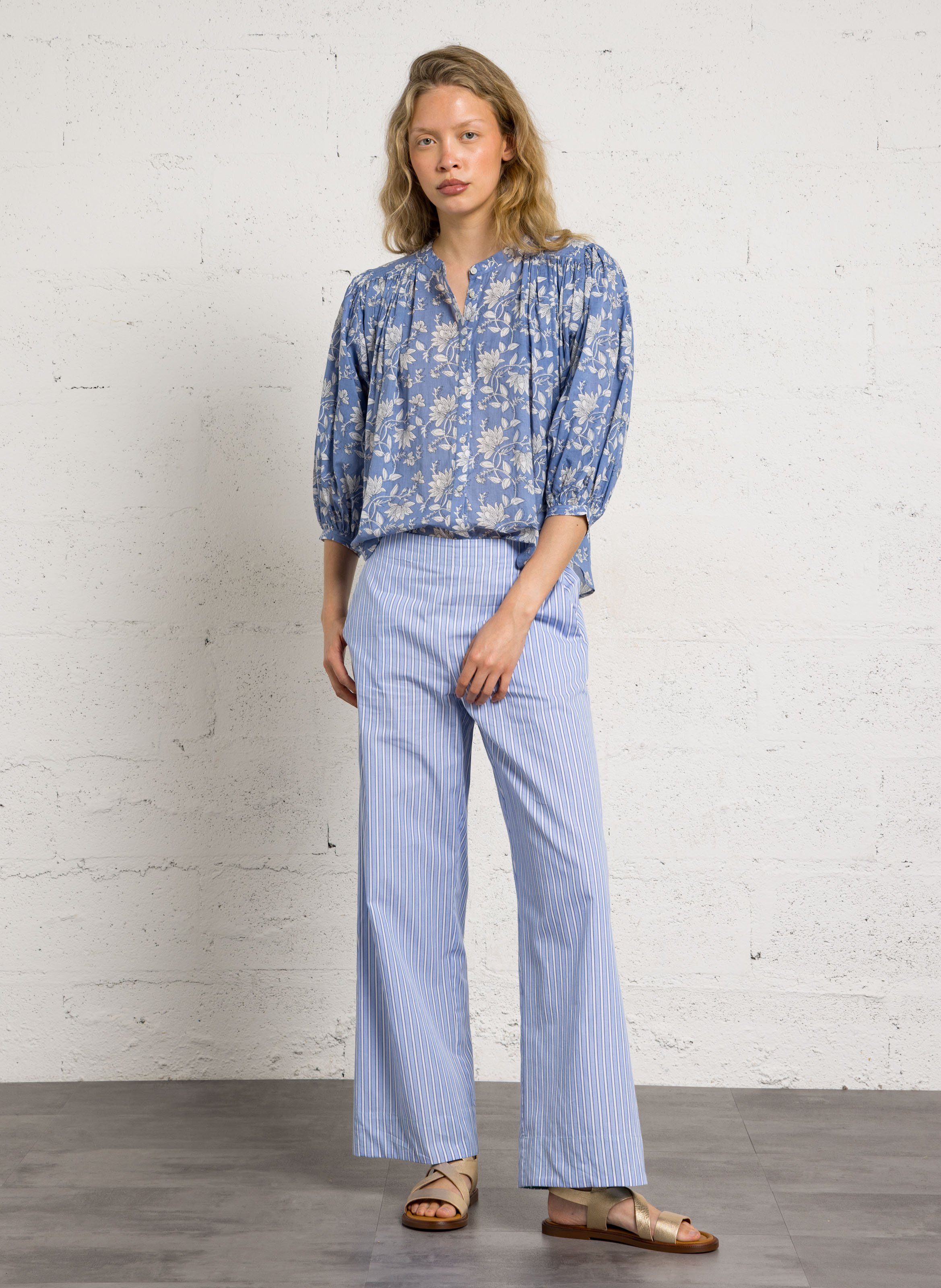 Bluse mit Rundhalsausschnitt und Blumenmuster BELLA JONES Blau