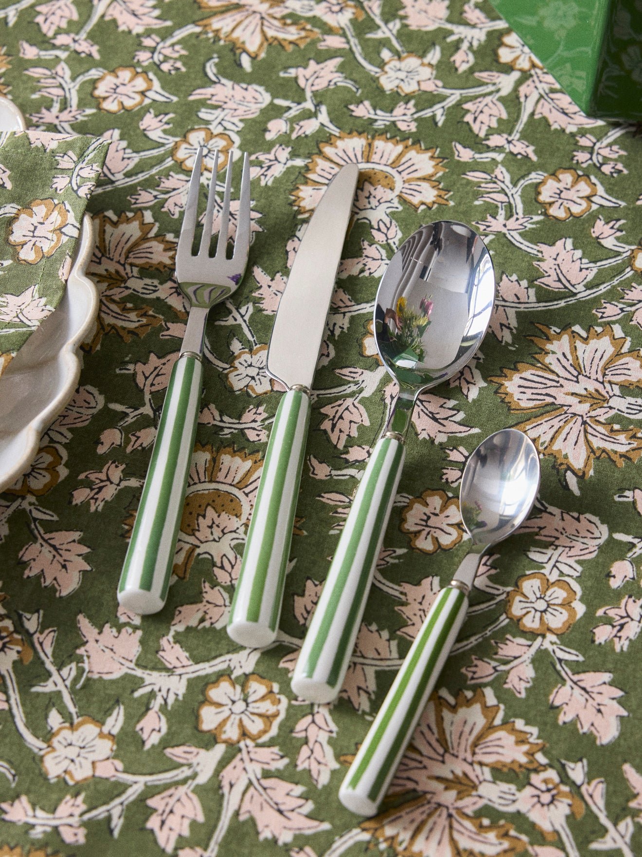 Ceramic Cutlery Set - 24 pieces CYRILLUS Green