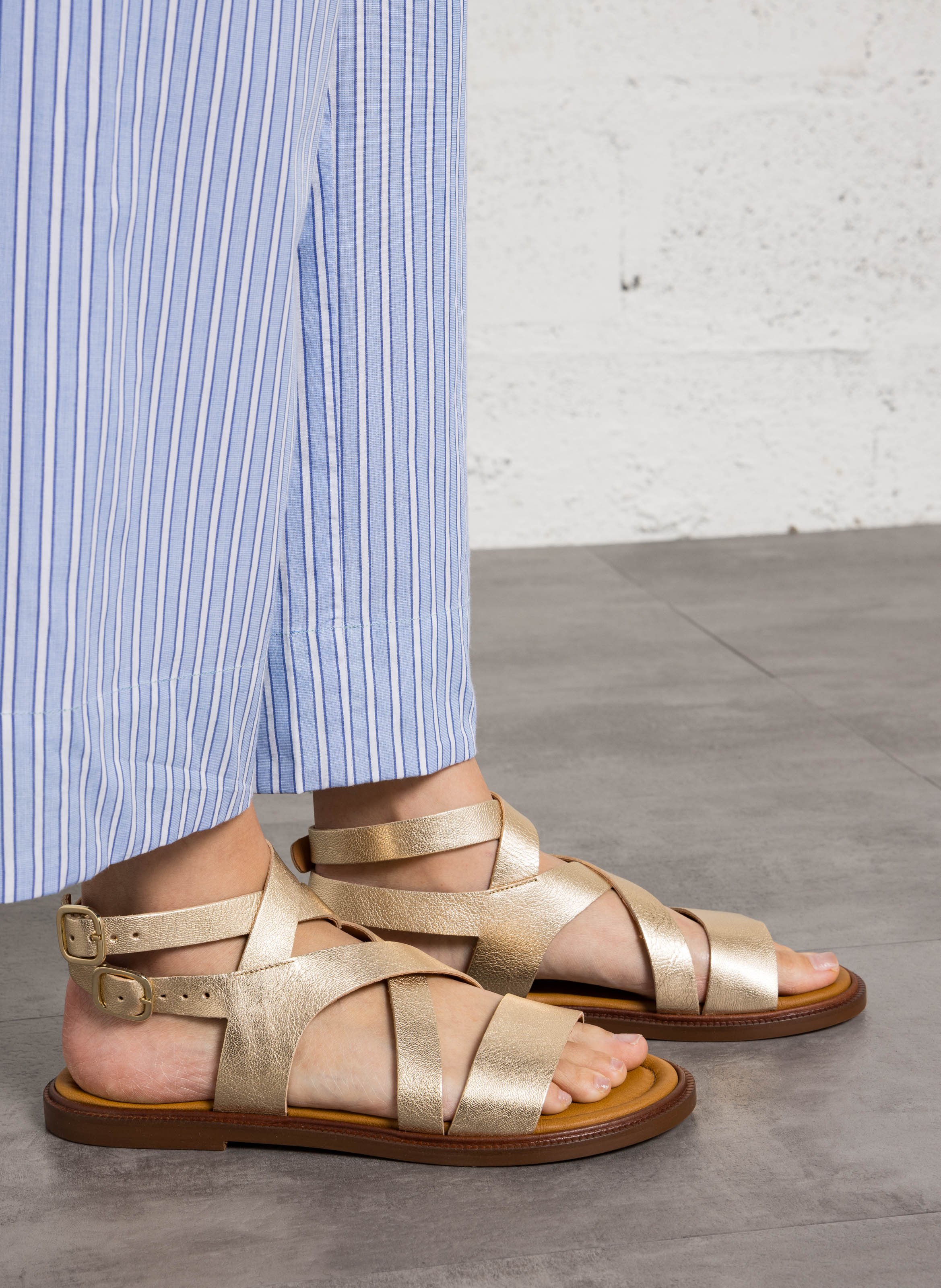 Avarca Berlin - Flache Ledersandalen mit Samt MELLOW YELLOW Golden