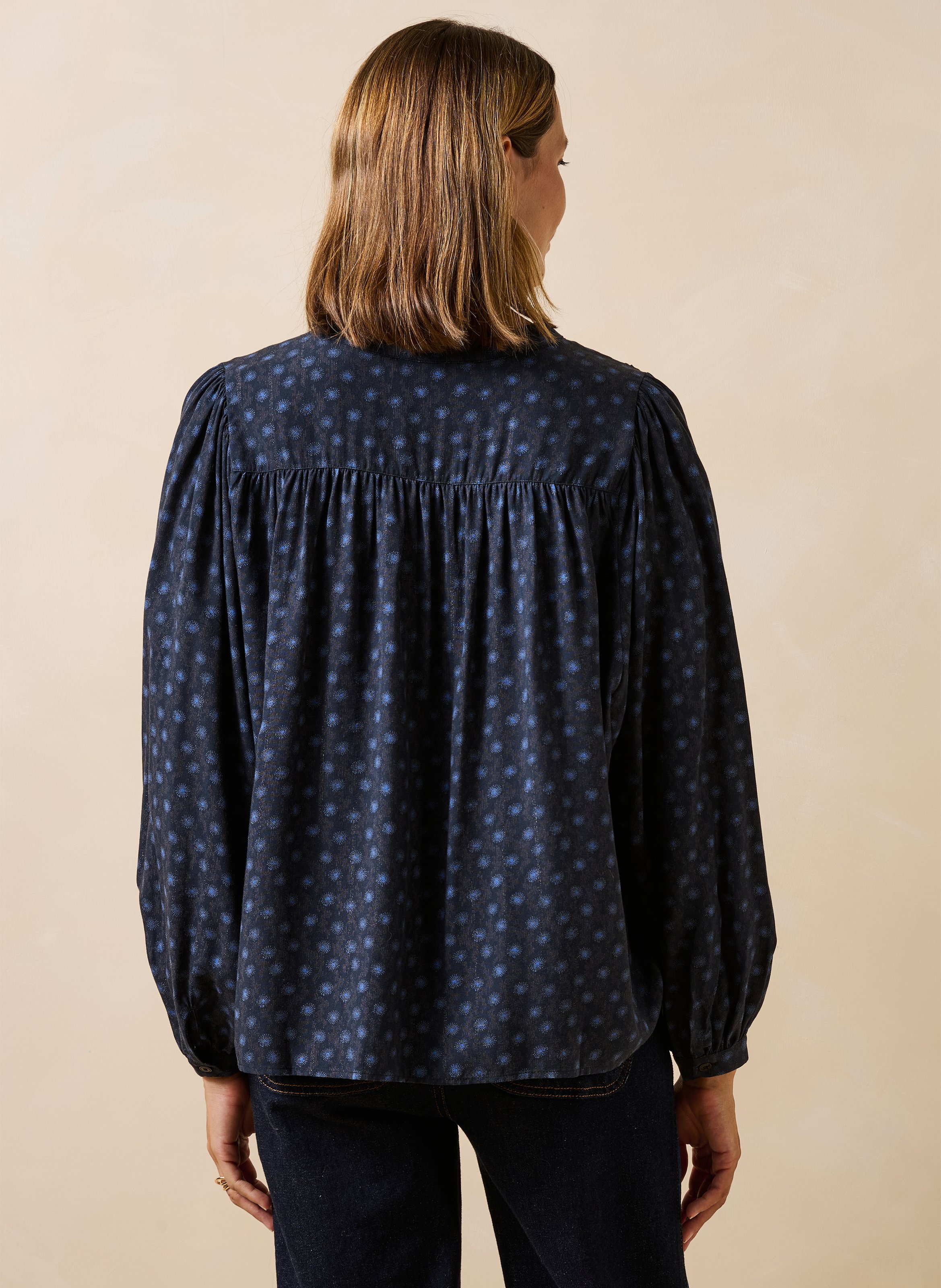 Weite Mao-Kragenbluse mit Print. LA FEE MARABOUTEE Blau