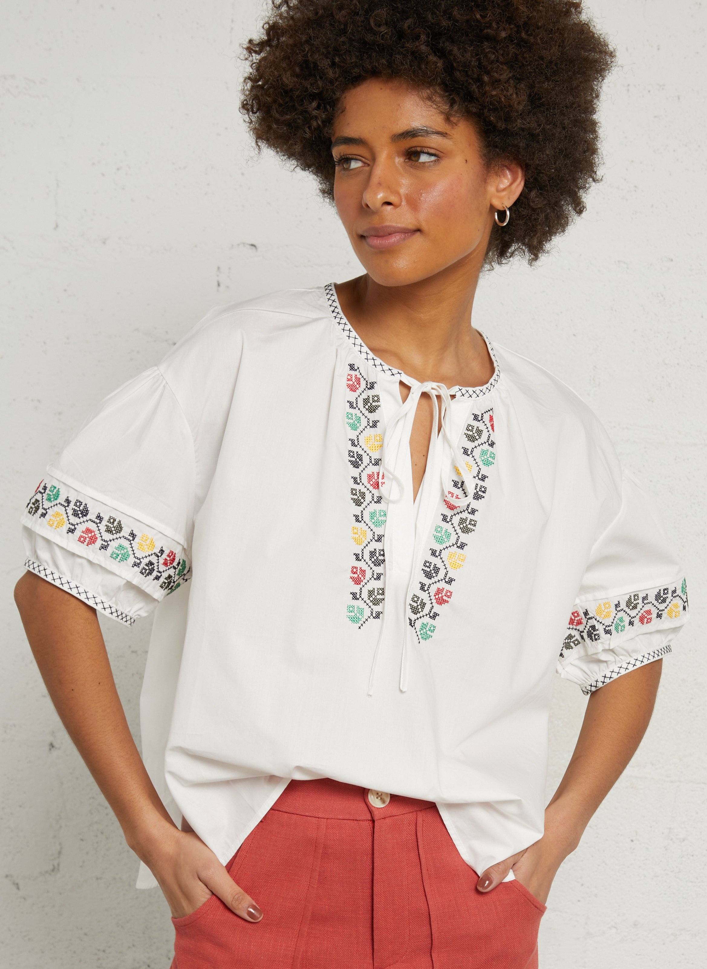 Oversized top with embroidered cotton turtleneck THE KORNER White