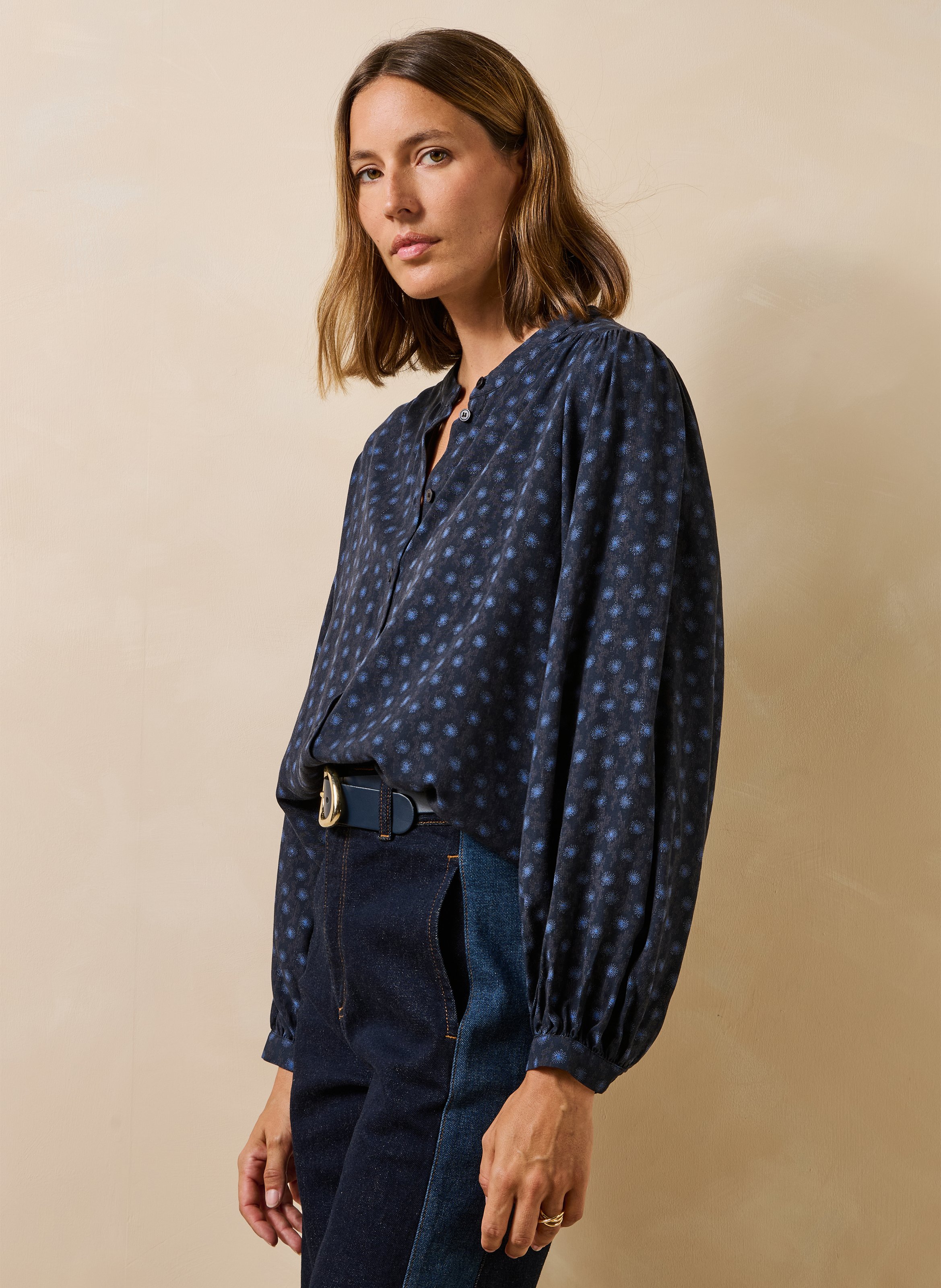 Weite Mao-Kragenbluse mit Print. LA FEE MARABOUTEE Blau