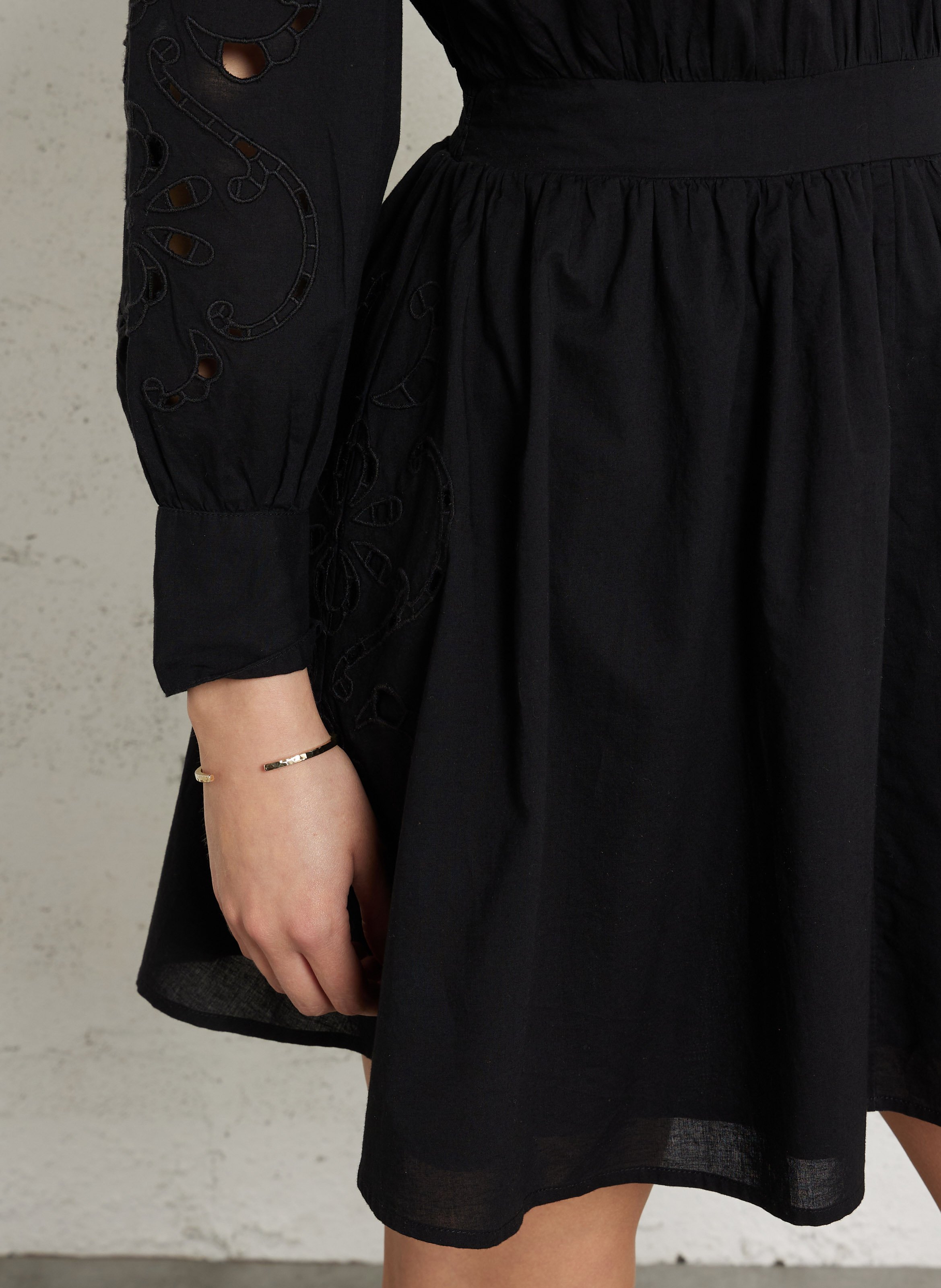 Kurzes Kleid mit langen Ärmeln und Stickerei IKKS Schwarz