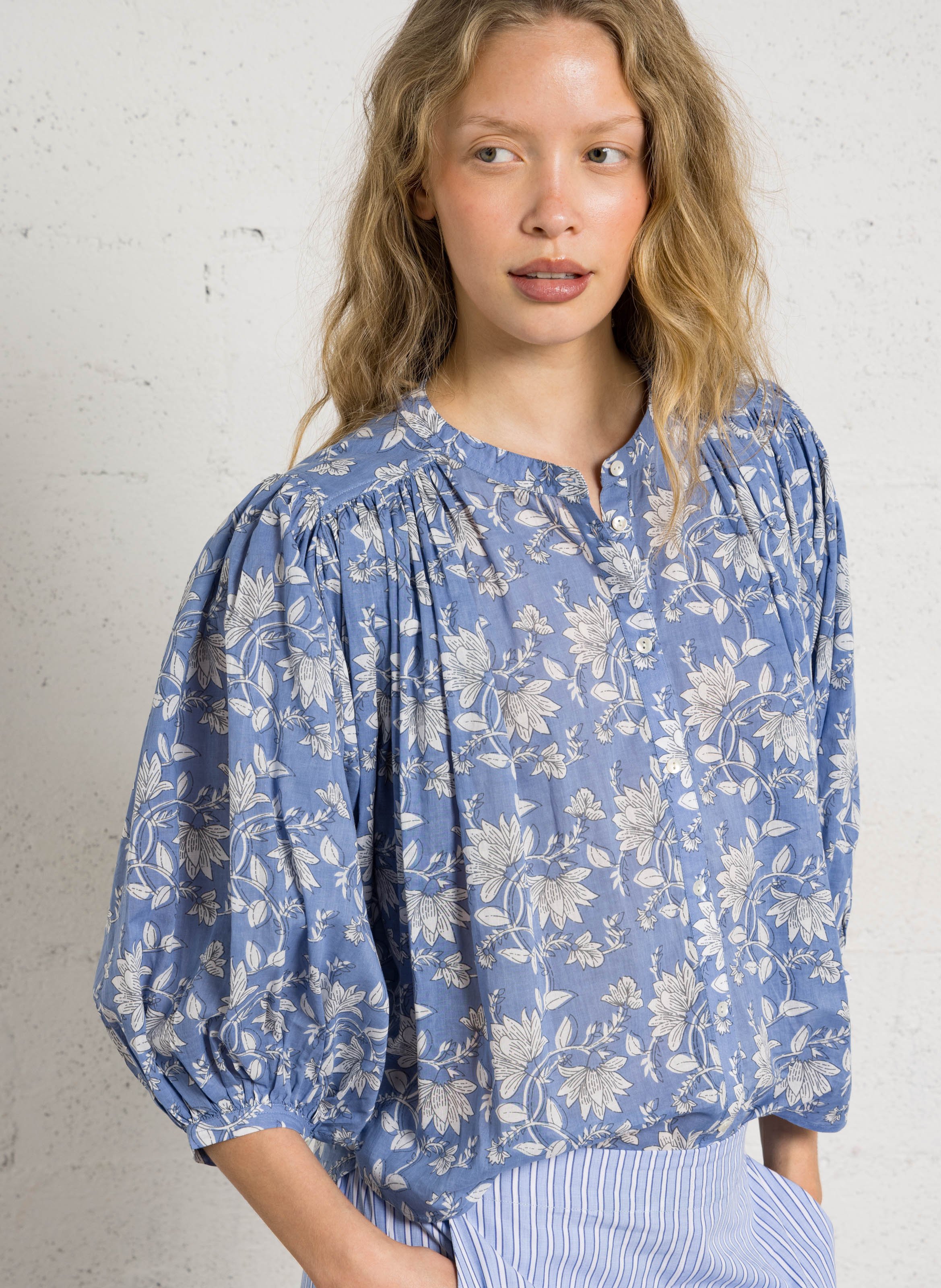 Bluse mit Rundhalsausschnitt und Blumenmuster BELLA JONES Blau